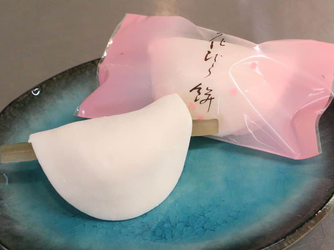 神戸製菓専門学校（公式）さんのインスタグラム写真 - (神戸製菓専門学校（公式）Instagram)「製菓衛生師科の #和菓子実習 😄  #花びら餅 #丑年のかるかん #いちご大福  を作りました💓😆  お餅からニョキッと出ているのは、なんと #ごぼう です！😲  ふっくらとした柔らかいお餅の中には、味噌餡とごぼうとピンクのお餅を包んでいます。お雑煮に見立てたお菓子です。  平安時代に、健康と長寿を祝い「歯固めの儀式」を簡略化したものと言われています。 現在は、裏千家の初釜の和菓子として広く知られています🌸😊  かるかんの牛模様は、黒ゴマを練り込んだ生地で表現しました🐄 かるかんは元々鹿児島の銘菓なんですよ💡山芋で作られたしっとりの生地が絶品です💕😉  2021年4月開設の #スイーツ科 でも、いろんな和菓子に触れることができます✌️  #神戸製菓　#神戸製菓専門学校　#和菓子　#製菓衛生師　#スイーツ　#japanesweets #餅　#かるかん　#大福　#和　#和菓子職人　#japan #instasweet #神戸　#三宮　#三ノ宮　#pattistagram2021」1月18日 16時34分 - kobeseika_info