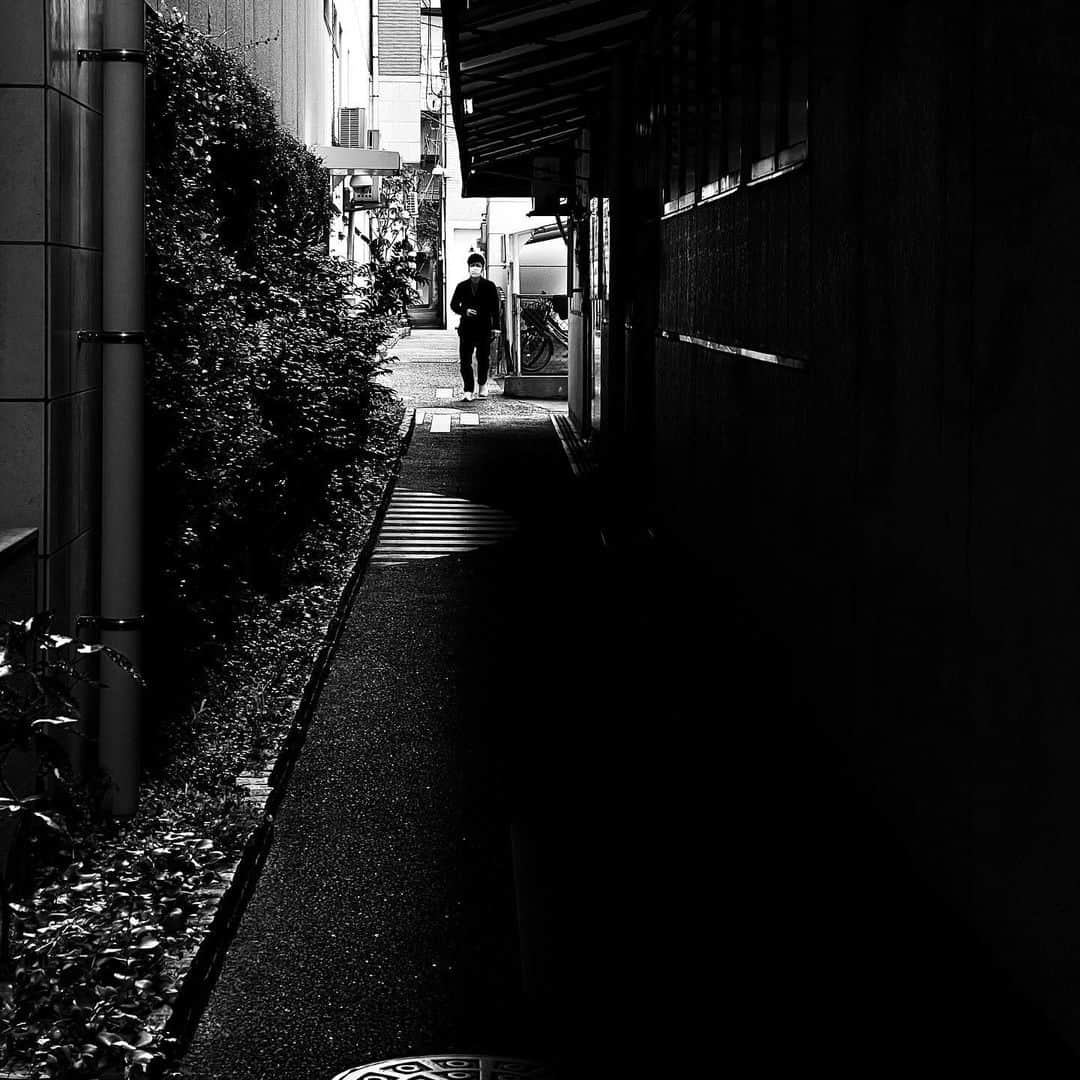 naotakeのインスタグラム：「路地 - An alley / iPhone 12 Pro Max & Snapseed, 20210119 . . せっかくの休みなのに食欲がなく昼飯はサラダとおにぎりとオカラという脂っ気のないもの（味覚はちゃんとあります！）。 . . #spicollective #royalsnappingartists #infamous_family #rsa_main #infinity_photo_cult #jp_gallery_member #jp_gallery_bnw #trb_bnw #wp_bnw  #bnw_life #bnwlife_member #bnw_life_shots #bnw_captures #world_bnw #top_bnw #team_jp_ #team_jp_モノクロ #ig_energy_bw #ig_nihon #streetphotographybnw #igersjp #blackandwhite #bnw #bnwphoto #monochrome #bw #bnwphotography #ShotOniPhone #shotoniphone12promax」
