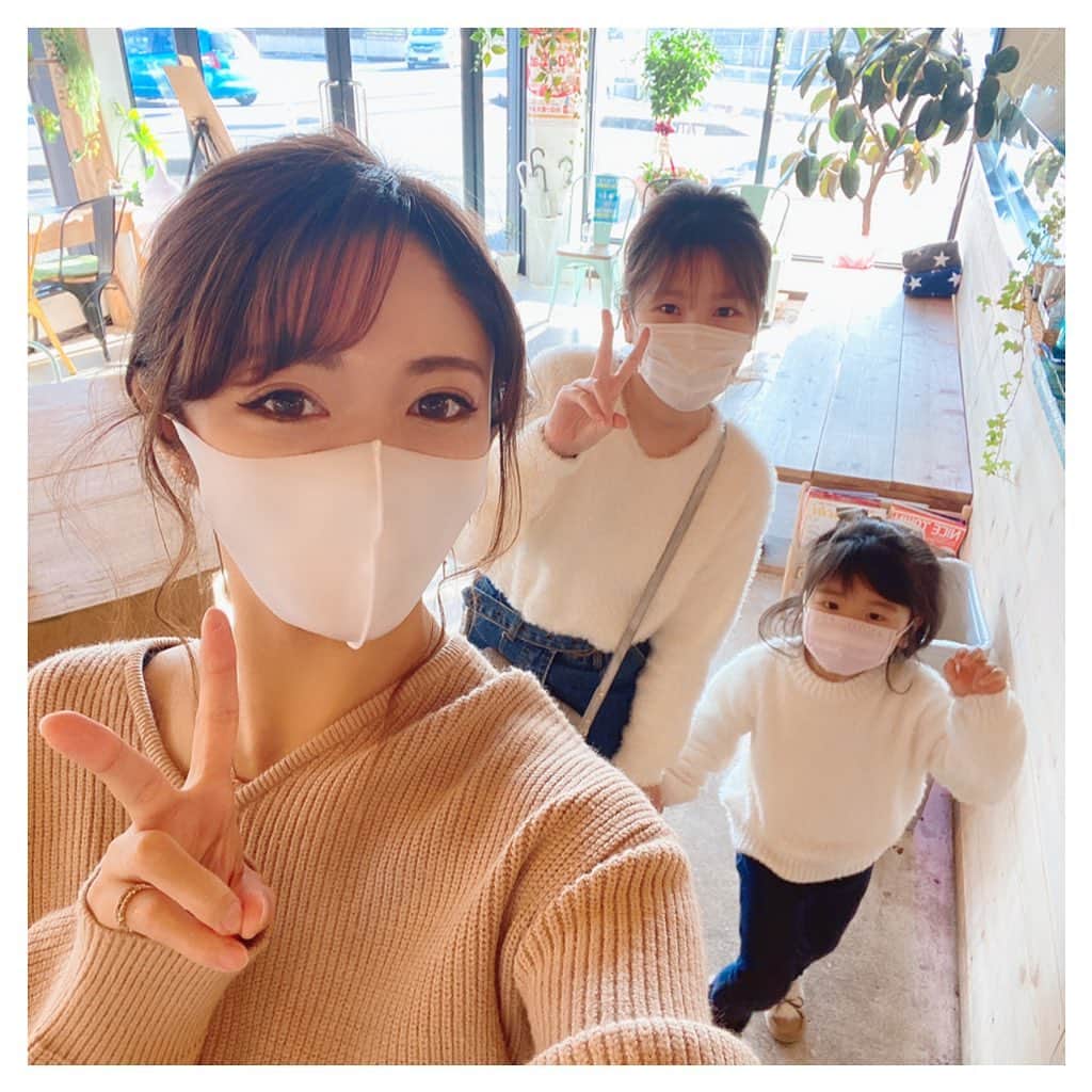 ARIKAのインスタグラム：「お正月の思い出⭐ . 久しぶりに杏ちゃんとりーたんに 会いました(*^_^*)❤️ ランチ🥪食べて、お決まりのゲーセン🎯 アンパンマンでめっちゃ遊んだ笑 意外と子どもの遊びって楽しい😂✨  なによりプリクラの顔の変わりよう笑 (2枚目) わたし、どこ？笑 最近のアプリとプリクラは素晴らしいですね👏✨  ふわふわした可愛い親子に 癒された1日でした🌼 また香川帰った時は宜しくね🧡 . #地元 #香川県 #仲良し親子 #お正月休み #思い出 #ゲームセンター #アンパンマン #ボール遊び ま#可愛い #エステティシャン #gymlife #食べスタグラム #workout #makeup #hair #me #girl #swag #l4l #love #selfie #bestoftheday #followme #dog #lovedogs #お洒落さんと繋がりたい」