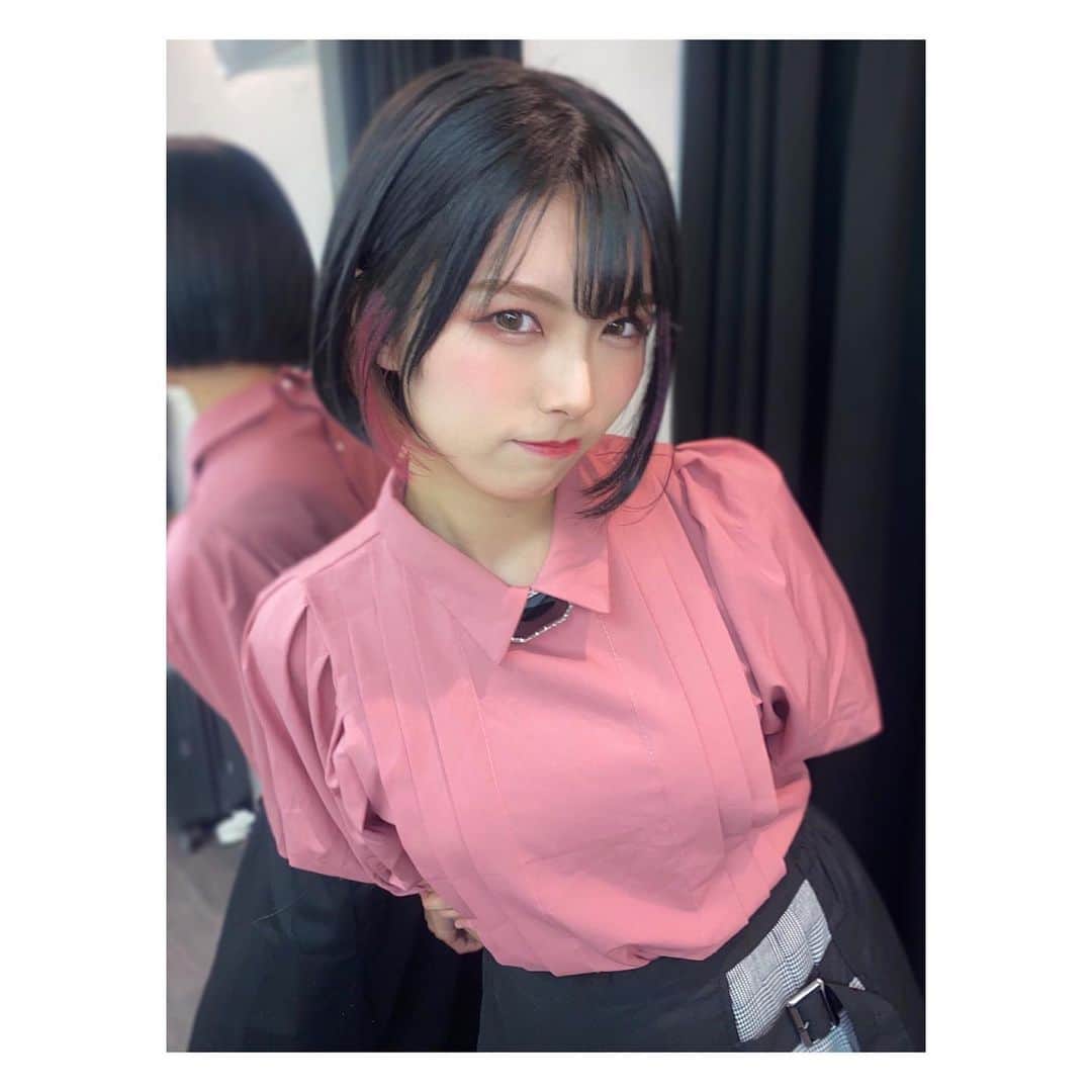 森脇加奈子のインスタグラム：「👩🏻‍🎤  1月17日限定色 インナーカラー(ピンク)  #どんどん短くなる後頭部 #シャツのボタンは後ろに付いているのが正解」