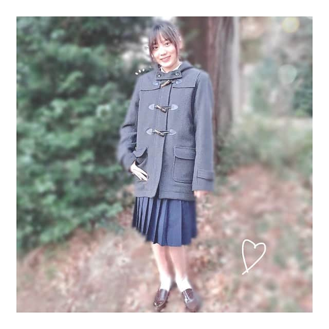 佐藤楓恋のインスタグラム：「【𝐂𝐮𝐩𝐨𝐩 𝐒𝐜𝐡𝐨𝐨𝐥】﻿ ﻿ Cupop Schoolさんのあったかダッフルコートを着てみました✌🏻✨﻿ ﻿ 暖かくて生地も上質でよかったです🍀﻿ そしてフード裏のチェック柄も可愛いです🥰﻿ カラー⇢チャコールグレー﻿ サイズ⇢Mサイズ(私の身長は約160cmです！)﻿ ﻿ 私は毎日このダッフルコートで通学してます🧸🤍皆さんもぜひお揃いにしよ！﻿ ﻿ ﻿ #cupop #cupop_school #キューポップ #pr #制服 #コート #popteen  #jc #レギュラーモデル #Popteenレギュラーモデル #埼玉県民﻿」