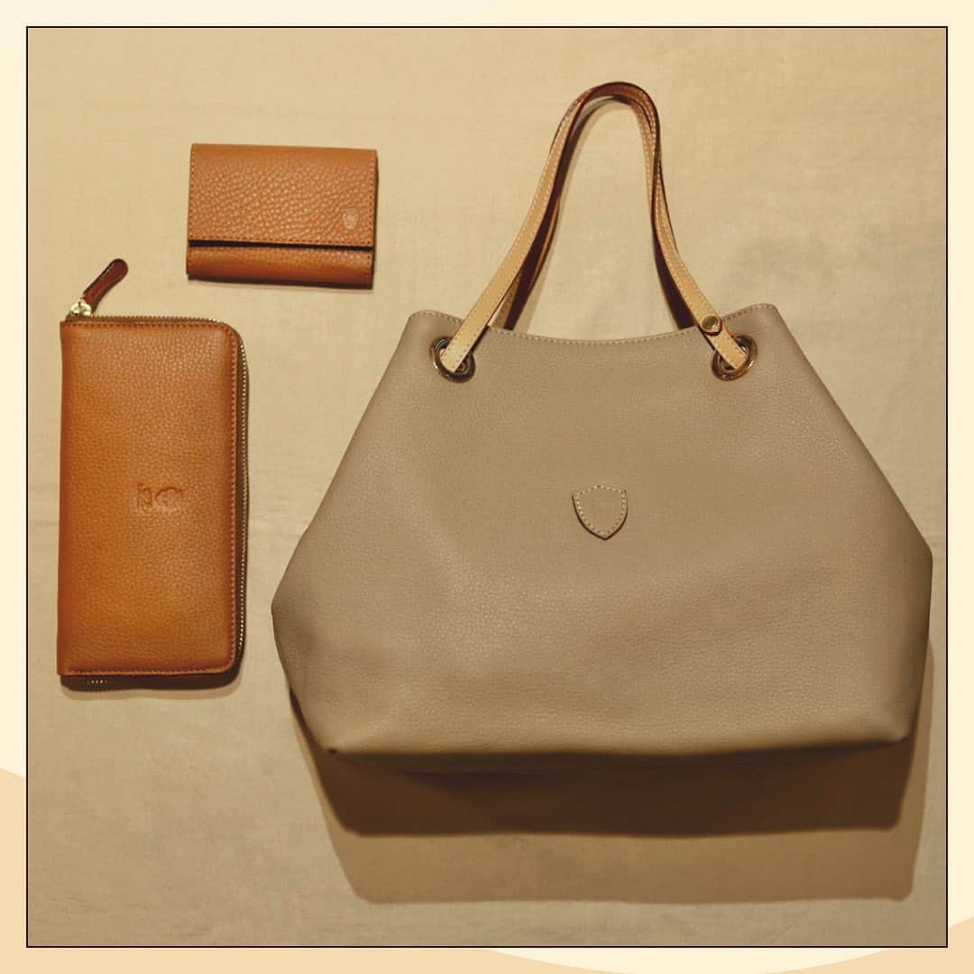 Felisi Japan 〔フェリージ〕のインスタグラム：「【Natural Color Shades】 . シーズンレス且つタイムレスな、 ベージュやナチュラル系のニュートラルカラー。 程よい艶感、そして上品さを感じるカラーの レザーアイテムは、トレンドへの感度の高い貴方の スタイリングへそっと寄り添ってくれます。 . . ■Hand Bag Model No. 17/21/3/LD+DS+A031 Price：¥64,900 . ■Wallet Model No. 798/3/LD Price：¥68,200 .  ■Card Case Model No. 450/LD Price：¥22,000 . . . #felisi #feisiselection #felisicollection #leathergoods #beige #naturalcolor #colorshades #wallet #bag #フェリージ #フェリージセレクション #フェリージコレクション #ベージュ #ナチュラルカラー #トープ #バッグ #ウォレット #ミニウォレット #革小物 #革製品 #レザーバッグ #かばん #鞄」
