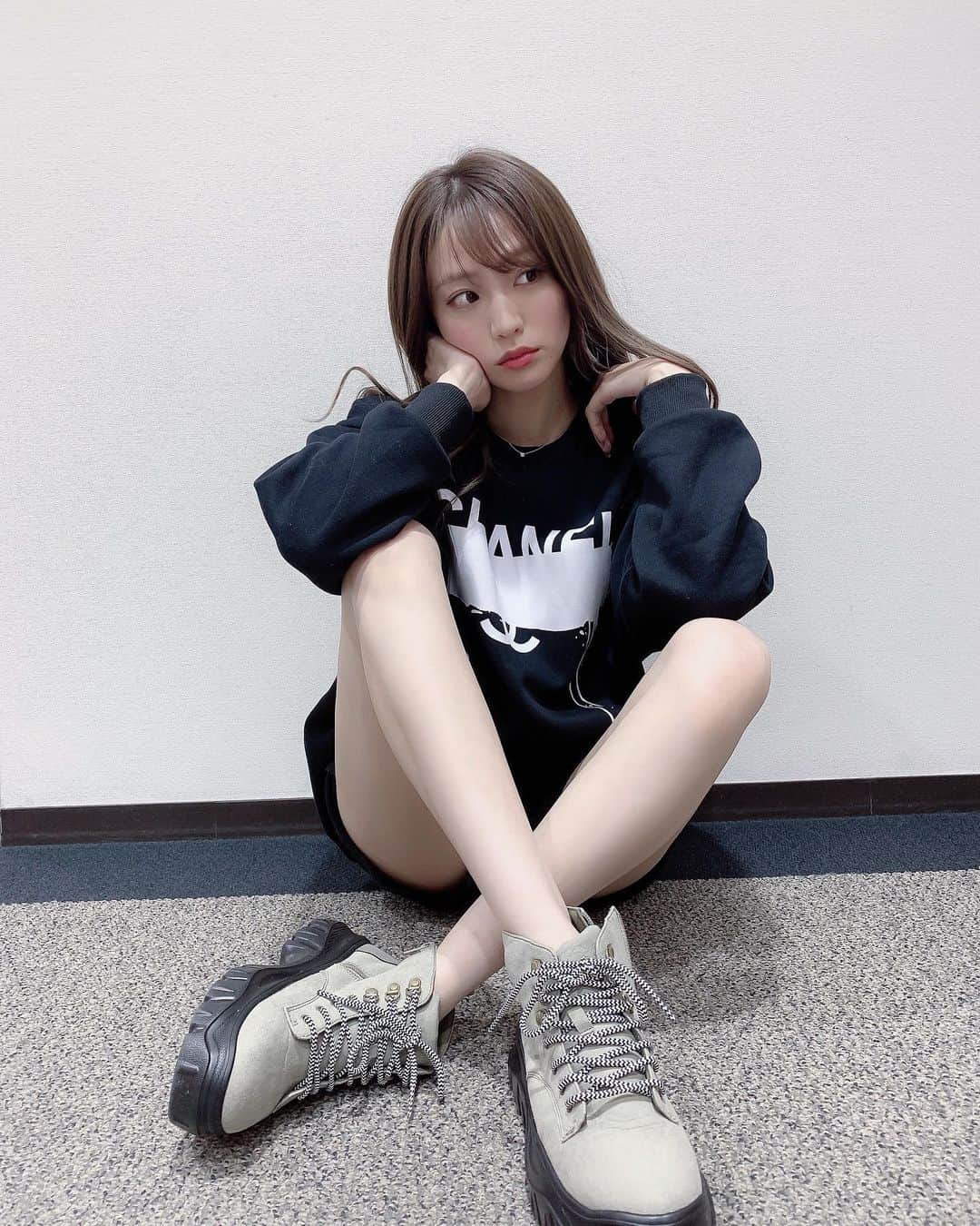 志田友美（ゆうみん）のインスタグラム：「2021年も宜しくお願いします♡♡♡  Code🌈🌈  だぼトレーナーにこの冬使える#厚底シューズ🥾軽くて身長盛れるのに歩きやす🤗  #instafashion#ootd#winter#winterfashion#gu_for_all#GUstyle#gupr#gu#ボリュームソールトレッキングスニーカー#ボリュームソールシューズ」