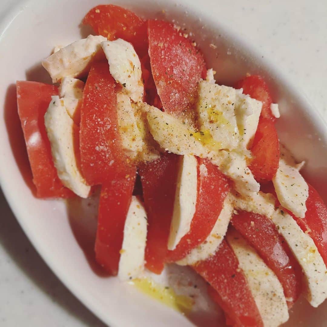 のインスタグラム：「夕飯の一品 ・ トマト&モッツァレラ焼き 切り方雑でも、それでよし💪 焼くとトロ〜り美味しいよ ・ トマト🍅が苦手だった息子。 幼い頃プチトマトを食べた時の 中から出てきたプシューっと感が 記憶に残っているようで😂 ・ しかしながら 小学校に入学し 美味しい給食にて トマト🍅克服💪 ・ 息子が帰ってきたら トースターでチンして 今日も美味しくいただきます🙏 ・ ・ #今日の夕飯の一品  #トマト&モッツァレラ焼き #😋 #2021.1.18」
