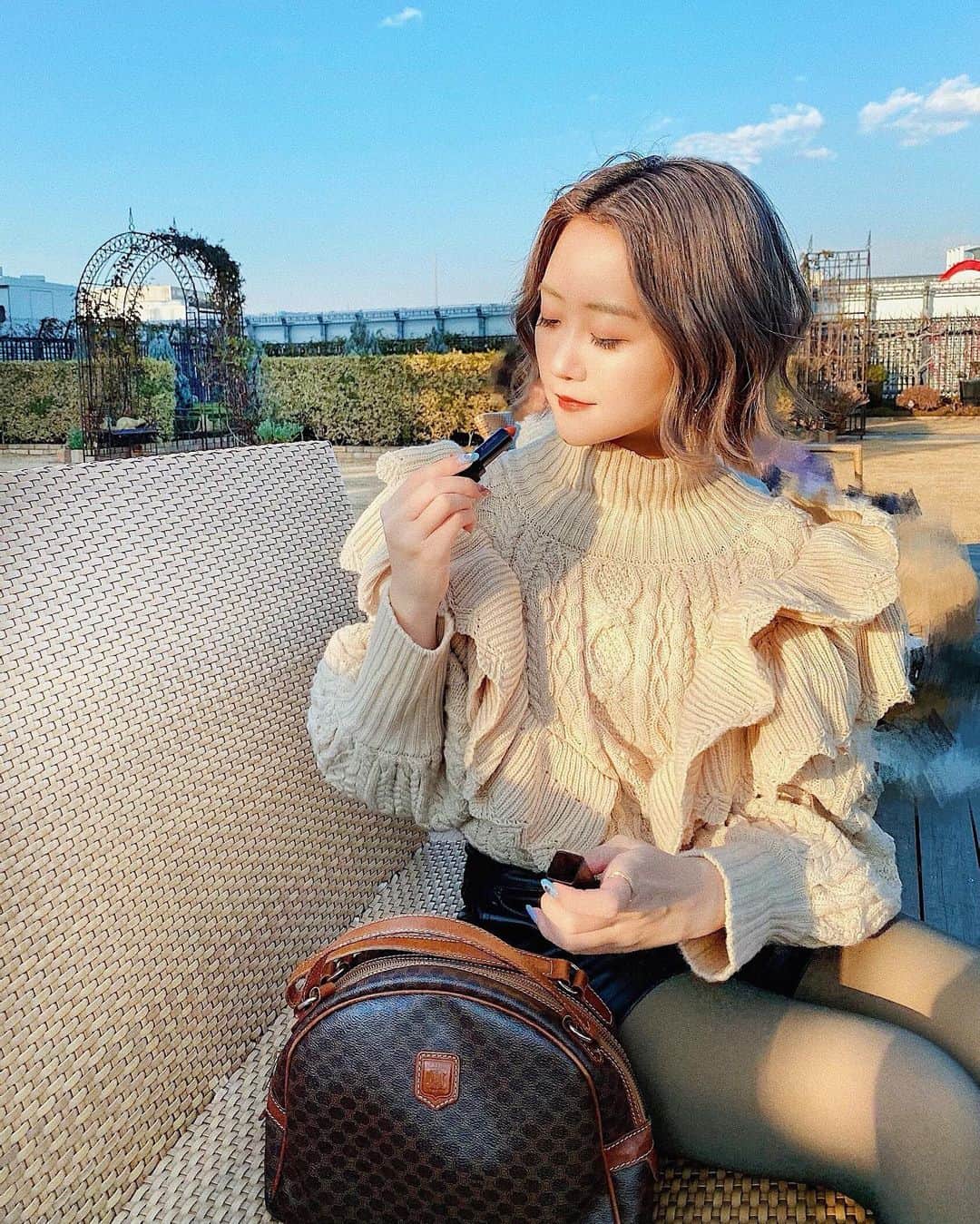のインスタグラム：「🍊🍊🍊﻿ ﻿ ﻿ もう何本目ってくらいの﻿ お気に入りリップ💄😌💭﻿ ﻿ #セルヴォーク の﻿ #ディグニファイドリップス09 テラコッタ🍊﻿ 塗り心地もいいし安定のリップだよね🙏🏻💕﻿ ﻿ ハイトーンにしてから﻿ 薄めのカラコンにオレンジシャドウで﻿ 合わせるのが好きだなー！😍🍊﻿ ﻿ ﻿ ﻿ ﻿ 今日18日から、NOINと﻿ Amuse BeautéオンラインのECサイトで﻿ テラコッタリップに使える﻿クーポンが﻿ 発行されているみたいです！🎟﻿ ﻿ 愛用している方、気になっていた方は﻿ お得に買えるチャンスなので﻿ ぜひこの機会に！😍❤️💋﻿ 𓂃 𓈒𓏸 ‎𓂃 𓈒𓏸 ‎𓂃 𓈒𓏸 ‎𓂃 𓈒𓏸 ‎𓂃 𓈒﻿ #pr#celvoke#noin#amusebeaute」