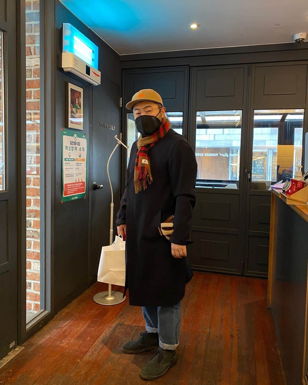 キム・ギバンのインスタグラム：「. 오늘은 코이어트~ 내 이름이 새겨진 코트라니.. 살 안빠졌고요~커트빨 코트빨.. 사진은 역시 @tingkerhee  . #코이어트  #남자는꾸미기나름」