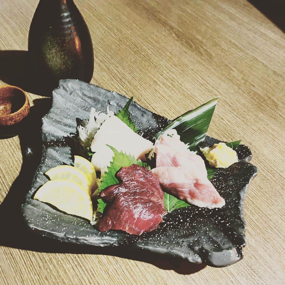 居酒屋 うまとり千日前店のインスタグラム：「#馬刺し #赤身 #たてがみ  #うまとり #なんば #千日前 #個室 #居酒屋 #馬刺し #鳥料理 #食べ放題 #食べのみ #飲み放題 #難波 #ミナミ #アルバイト #follwme #instafood #いいね #いいね返し #日本橋 #グルメ #フォロー #フォロー返し #宴会 #料理 #賄い #まかない  #like4like #インスタ #カップルシート 17時〜20時営業‼️ 飲み放題500円やってます🍻」