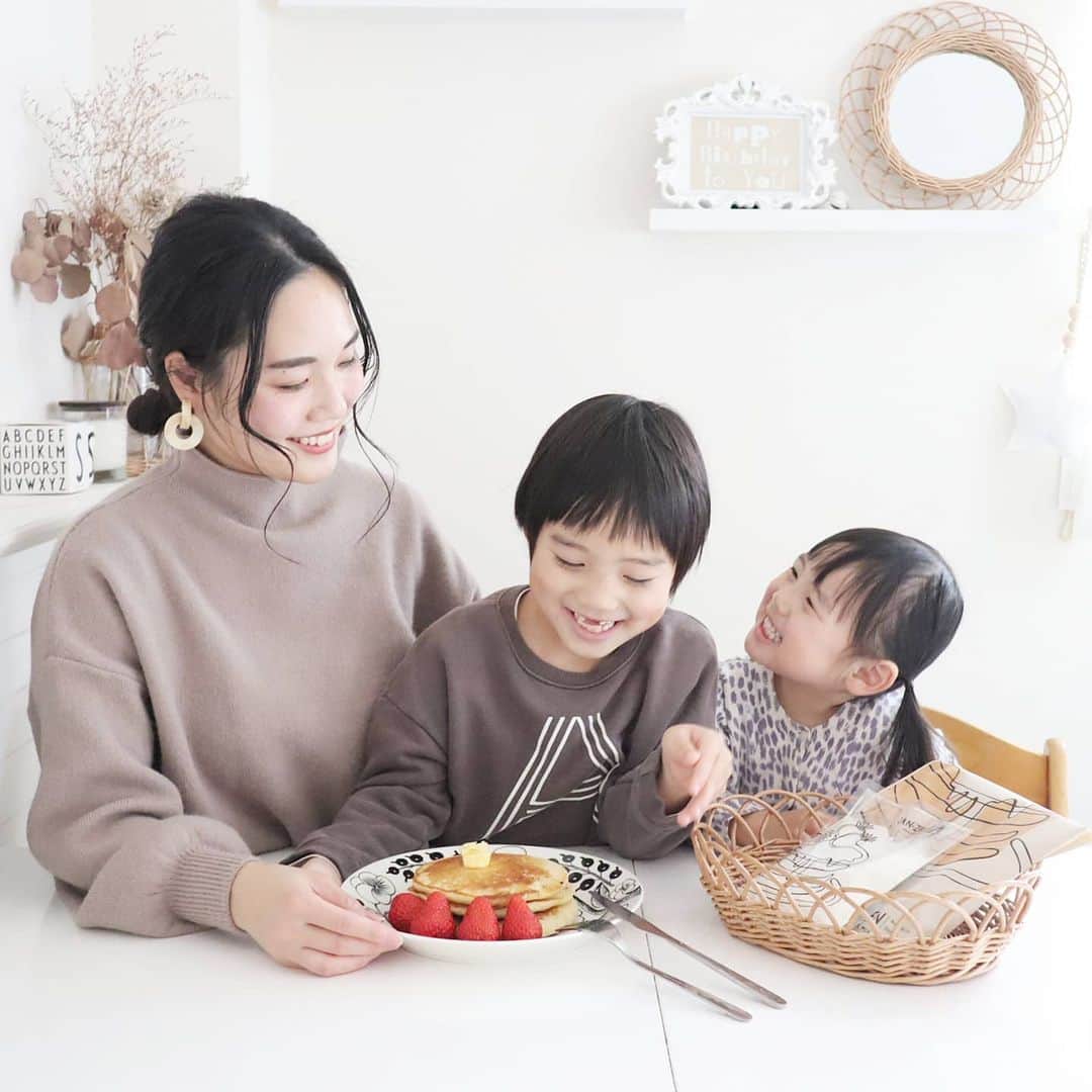 Eri Satoのインスタグラム：「🍴CAN-ZEN パンケーキミックス🍴 · 先日、CAN-ZEN パンケーキミックスを使って作ってみたこちら。　 これね、最近ちらほら聞く ''完全食''のパンケーキミックスなの！ · 「完全食」とは、 厚労省「日本人の食事摂取基準」に定める必須栄養素を過不足なく補える食品のこと。 👉１食でほぼ1日分の栄養が摂れる（ビタミン13種、ミネラル13種） 👉脂質や糖質は小麦粉で作った場合と比べて1/3にカット 👉グルテンフリーだから小麦粉アレルギーの方にも優しい 👉パンケーキミックスだからアメリカンドッグやキッシュなどアレンジ可能 · 私、朝ごはんは用意が面倒で基本的に炭水化物オンリーが多いんだけど笑、 これなら他のいろんな栄養もとれるからありがたいなぁと😲✨ · なにより、美味しいの！ 最後の娘の表情で伝わるかな🤗💞 我が家は鉄のフライパンで焼いてるので 表面がカリッとするのがたまらない🤤✨ · @imikoto_official で買えるので 気になる方はチェックしてみてね✨ · #imikoto#imikotomarche#完全食#栄養食 #CANZEN#カンゼンパンケーキミックス#グルテンフリー#おうち時間#料理 #朝ごはん #ランチ #お弁当 #おうちごはん#おうちカフェ #food #yummy #yum #foodstagram #foodporn #foodie #foodlovers #foodpics」