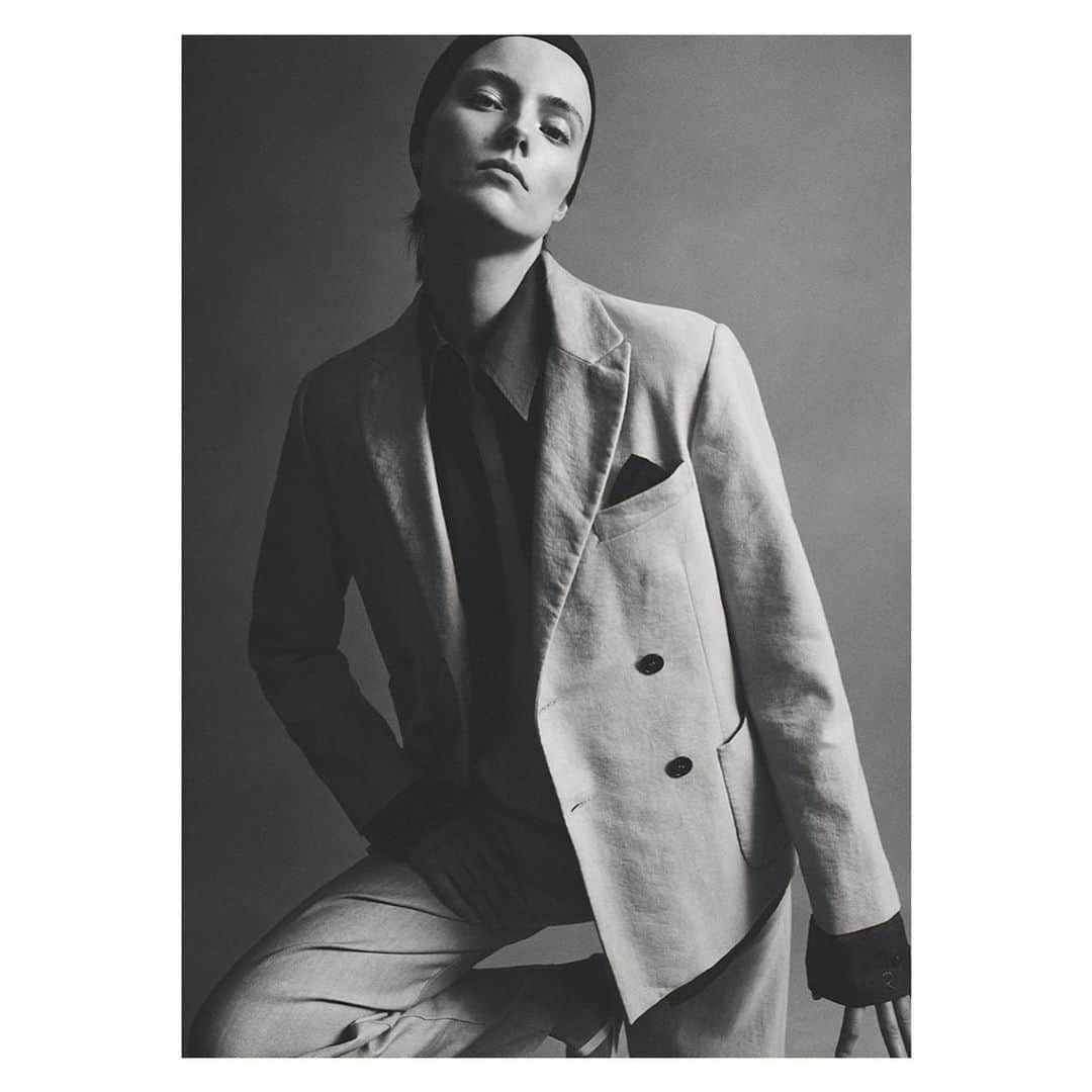 のインスタグラム：「Maaike ❤️ Spring 21  #springsuitmood#khaki #doublebreast #blaze  Captured by @henrikbulow Styling by @ctlarsson  @lasbas hair/makeup」