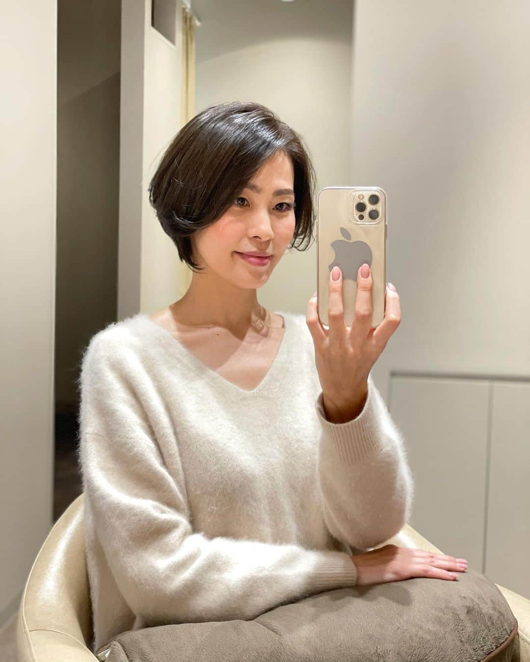 のインスタグラム：「今日は銀座のヘアサロン  アリエッタでヘアメンテ。 カラー&トリートメント。 担当は馬場さん @arietta_baba   わたしの髪はカラーが落ちやすく すぐ赤くなってしまうので、 今回はオリーブ系のカラーで 落ち着かせてもらいました😌 トリートメントと一緒に 炭酸ヘッドスパもしてもらった🙌  明日撮影なのでツヤツヤになって すごい嬉しい！！  カラーとスタイリングだけで ぜんぜん印象違うね！😆 顎が細くみえる！ ちなみに4枚目はBefore。笑  雑談。 なんか、わたしのiPhone12Pro ポートレートモードにすると 急にシャッター音がバカみたいに大きくて めちゃ恥ずかしいんだけどどうにかならないものか😂 Google先生でも解決できない。笑 撮ってますアピール強すぎて 毎回みんなに笑われるのです🤣 はじゅかしい…🙈 iPhoneのシールの方が恥ずかしいという噂もある🙄 リンゴがでっかくなっちゃった！👂  #アリエッタ #アリエッタ銀座2  #銀座ヘアサロン #銀座美容室  #大人ショート #大人ショートボブ」