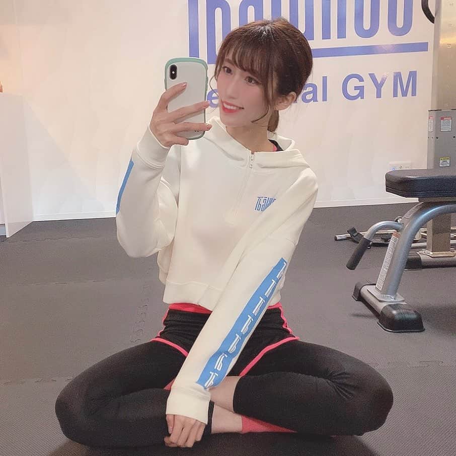 板野優花のインスタグラム：「梅田にあるT-BALANCE さんに行ってきたよー🙆‍♀️💓 東京・神奈川に13店舗もある人気のパーソナルジムで しっかり60分鍛えてもらいました🔥💪 ・ トレーニング前にはしっかりカウンセリングと 体型の測定をしてトレーニングスタート( *˙ω˙*)و ✨ 個人的にもジムで鍛えてるお尻と脚を 鍛えたいからそこを中心に @ta12ka15 さんに鍛えてもらって トレーニング後には無料でプロテインも頂きました✨ 初めて飲むキャラメル味がめちゃくちゃ美味しかった🤤 ・ パーソナルトレーニングで体型測定してもらったり プロテインまで頂けるのは初めてかも😳✨ 私だけ特別！とかじゃなくて通常のサービスで行ってるんだって （体の年齢18歳って出たのは密かに感動した😂✨） ・ コロナ禍でなかなか普通のジムは人多いし怖いなーとか 運動したいけどよくわからん！みたいな私タイプには 本当にパーソナルトレーニングおすすめ！ ここでは男女問わず、ペアでも受けられるのが嬉しいよね🥰 ・ 気になる方はぜひ @t.balance さんをチェック🥳 大阪も、梅田・心斎橋・四ツ橋に店舗があるみたい💕 ゆーろとばったり会っちゃうかも？笑 ・ 今はキャンペーン中で元々は結構かかっちゃう入会金がなしだったり 期間も1ヶ月～始められるみたい👏🏻☺️💕 ウェアとかの必要なものもレンタルがあるから 続くか不安な人でも安心して受けられそうだよ🤗💕 ・ 四ツ橋店はオープンしたてみたいだから スタッフさんも募集中だって🙆‍♀️✨ ・ #tbalance #パーソナルジム #くびれ #美脚 #美尻 #梅田 #なんば #心斎橋 #四ツ橋 #フィットネス #大阪パーソナルトレーニング  #美意識向上委員会 #ダイエット成功 #ジム女子 #プロテイン #スクワット #パーソナルトレーニング  #トレーナー募集 #フィットネストレーナー」