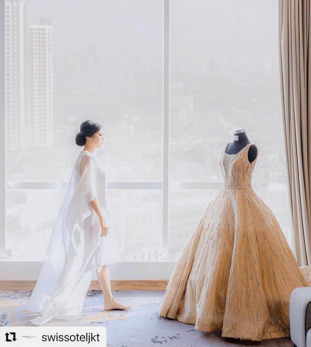 のインスタグラム：「【#スイスホテル花嫁 さまレポート】 @swissoteljkt スイスホテルジャカルタより。 あなたの心にフィットするドレスは突然目の前に現れるでしょう。それはまるで夢の中で出会うような素敵な出会いです。 [#SwissotelBrides Report]  @swissoteljkt From Swissotel Jakarta  A dress that fits your heart will suddenly appear in front of you.  It's a wonderful encounter that you'll meet in your dreams. #ウエディングドレス  #ドレス  #スイスホテル南海大阪  #スイスホテルウエディング  #スイスホテルロマンス  #大阪結婚式  #ホテルウエディング  #ホテル婚  #なんば  #なんば駅  #weddingdress  #dress  #swissotelnankaiosaka  #swissotelwedding  #swissotelromance  #osakawedding  #wedding  #hotelwedding  #swisshospitality  #osaka  #osakajapan  #swissôteljakartapikavenue  #swissoteljakartapikavenue」