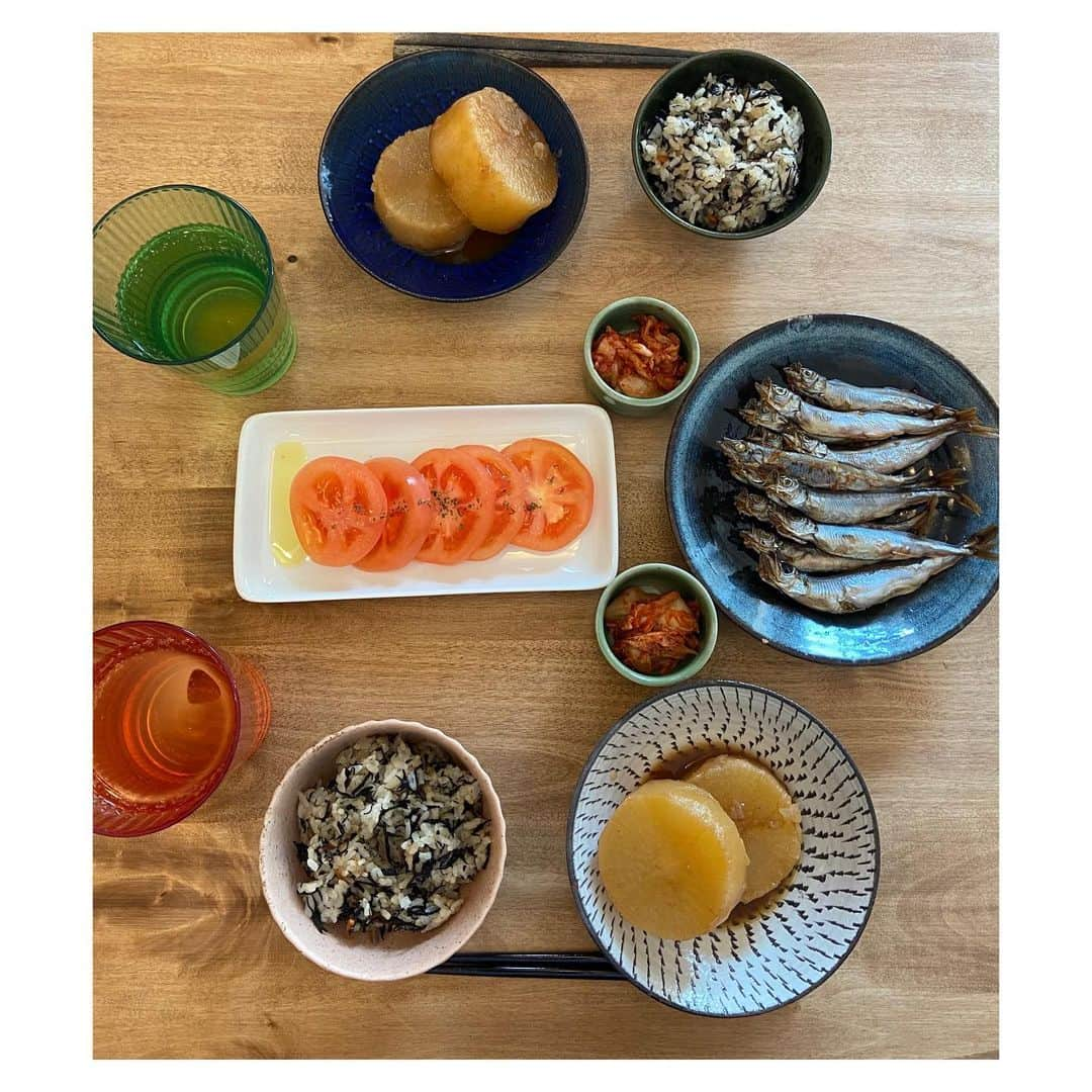 大山未希さんのインスタグラム写真 - (大山未希Instagram)「🐟  和食はやっぱり最高。  普段会社行く時は🍙だけど 久しぶりにお弁当作ったやつも 載せておこう。 （たいしたお弁当じゃないけど）  味が染みただいこんておいしいよねー😍 （面取りさぼりました（笑））  #和食 #魚 #のどぐろ　贅沢 #あさりごはん  #ひじきごはん #ふりかけごはん #みきごはん🍙 ↓」1月18日 16時59分 - miki_oyama1003