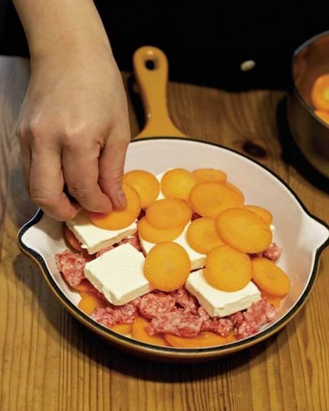 LEEさんのインスタグラム写真 - (LEEInstagram)「渡辺麻紀さんの「ひき肉、にんじん、クリームチーズのミルフィーユ煮」レシピ  LEE公式レシピ検索サイト 「 #おいしいLEEレシピ 」から、 レシピをお届け！ サイトもぜひチェックを！  https://lee.hpplus.jp/leerecipe/  【おいしいLEEレシピ】で検索🔍  - - -  「ミルフィーユのように食材を重ねて煮る簡単レシピ。 生クリームを使わず、 クリームチーズでクリーミーさを出すのがポイント。 チーズはかたまりと溶けている部分があると、 食べ飽きないですね」（渡辺麻紀さん）  🔸材料・２人分 合いびき肉……250g にんじん……1本 クリームチーズ……6かけ（1かけ18g） クミンシード（あれば）……小さじ1/2 ローリエ……1枚 チキンブイヨン（分量どおり湯に溶いたもの）……300㎖ 塩、こしょう……各少々 オリーブオイル……小さじ1  🔸作り方 ❶にんじんは皮ごと薄い輪切りにする。  ❷冷たいフライパンにオリーブオイルを引き、①の半量を広げ、ところどころにひき肉の半量をちぎって散らす。軽く塩、こしょうし、クリームチーズをのせる。残りの①をのせ、残りのひき肉を散らし、クミンシードを振り、ローリエをのせる。  ❸チキンブイヨンを注ぎ、フタをして中火にかけ、ふつふつしてきたら火を弱めて10分煮る。  - - -  #magazinelee #leeweb  #おいしいleeレシピ #LEEレシピ #煮込み #煮込みレシピ #渡辺麻紀 さん」1月18日 17時00分 - magazinelee