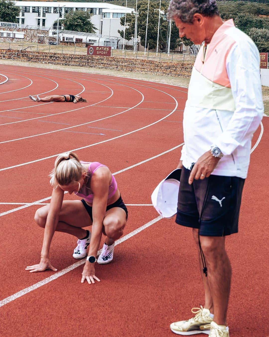 ハンネ・クレスのインスタグラム：「The hardest part of coming back after an injury is not the rehab itself. It’s the ups and downs that come after. It’s when you’re running again, but you have good and bad days. It’s when you’re still trying to manage impact-recovery. It’s looking for new/other exercises/ treatments hoping these will help. It’s running with pain sometimes and trying to figure out if that pain is OK or not. It’s running but compensating and not fully optimising your running technique. It’s the mental battle between wanting to run but knowing you should listen to your body and take a step back.  That’s the hard part. The frustrating part. The “when is it finally going to be over?” part. But you have to stay positive cause it’s going to be over soon. You didn’t come this far to only come this far!!  #patienceiskey #listentoyourbody #comingbackstronger #injuryrecovery #upsanddowns」