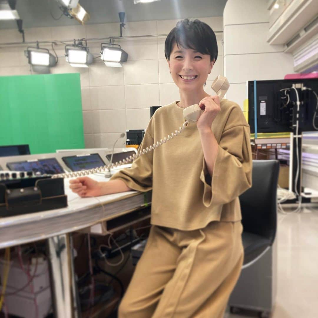 野村真季さんのインスタグラム写真 - (野村真季Instagram)「. もしもし、野村です。  報道スタジオで、なぜ電話…⁈ と思われるかもしれませんが、実はこれ、報道スタジオにいる私とデスクとの直通電話なのです。  コロナ対応で人との接触を極力避けるため、昨年からニュースの下読み〜本番までを報道スタジオ内で完結させているのです。 1年前までは、報道フロアのニュースデスクの隣で新聞を読んだり下読みをしたり、原稿やニュースのあれやこれやをしゃべったりしながら、本番までの準備をするのが常でした。（わいわい喋って、本番が近づくに連れて緊迫感が増していく感じ、楽しかったなぁ…）  いまや私にとっての#新しい日常 も1年近くが経とうとしています。  #もしもし  #電話 スタイルは意外にアナログ  1月18日（月） 衣装 @so_close_official  アクセサリー @starjewelry_press   #テレビ朝日  #テレビ朝日アナウンサー  #アナウンサーコーデ #アナウンサー衣装  #野村真季 #野村アナ」1月18日 17時01分 - masaki__nomura