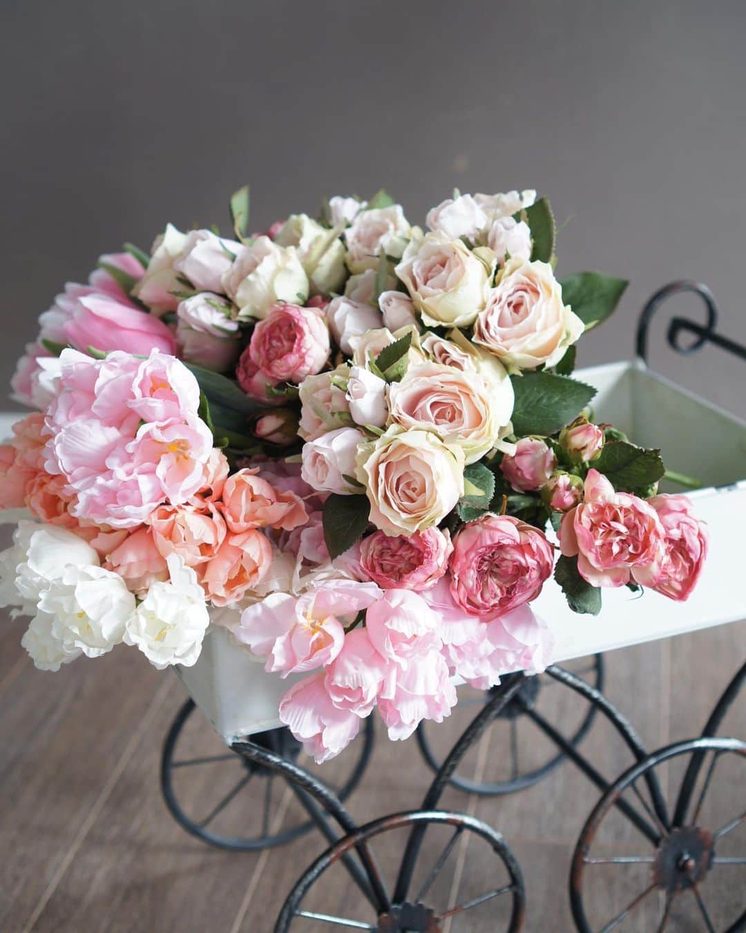池上真麻さんのインスタグラム写真 - (池上真麻Instagram)「かわいいお花屋さんみたい❤️ いや、お花屋さんなんですけどね、オンラインでね。  @salondorstyle  全部発売予定の造花です。家にいる時間も長いですし、少しでも明るくなりますように❤️ .    #花のある暮らし #フラワーアレンジメント #アーティフィシャルフラワー #造花 #salondor #instaflower #flowers #flowerarrangement #flowerstagram #チューリップ　#バラ　#tulips #roses #pink」1月18日 17時02分 - marsaikegami