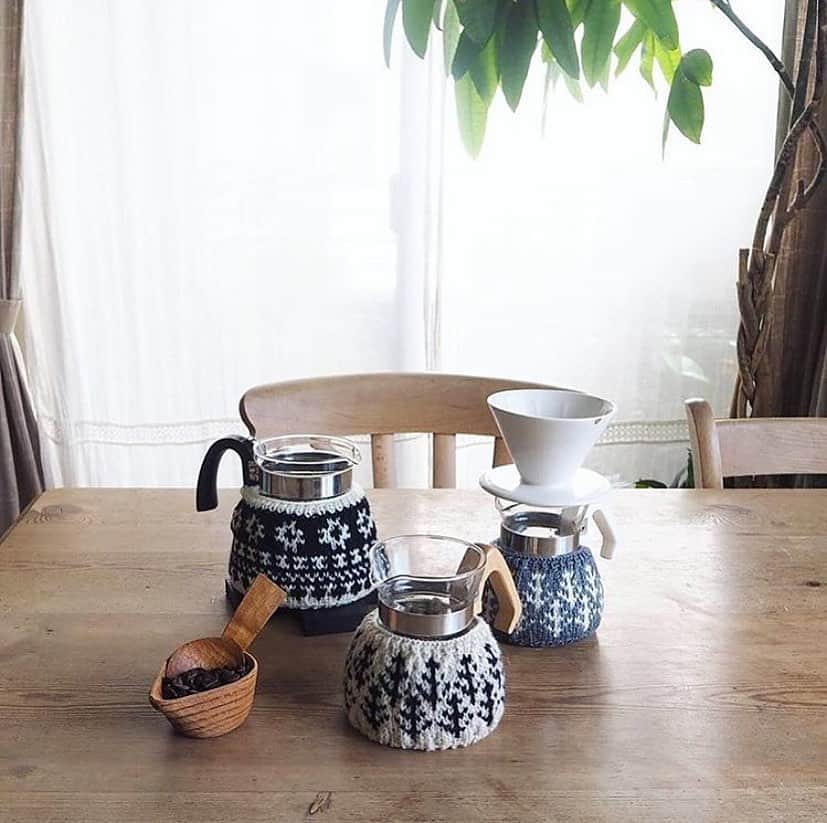 naomiのインスタグラム：「𓂃  《お知らせです 𓅼 》  webshop @bowknot_store さんにて 明日1/19にcoffee cozyを販売いたします  ガラスのサーバーがセーターを着ているような姿になってほっこりします  おうち時間に使ってくださると嬉しいです　☺︎♡  _  #森のcoffeecozy #花のcoffeecozy #珈琲道具　#珈琲時間　#coffeetime #bowknotstore #kono式　#コーノ式」