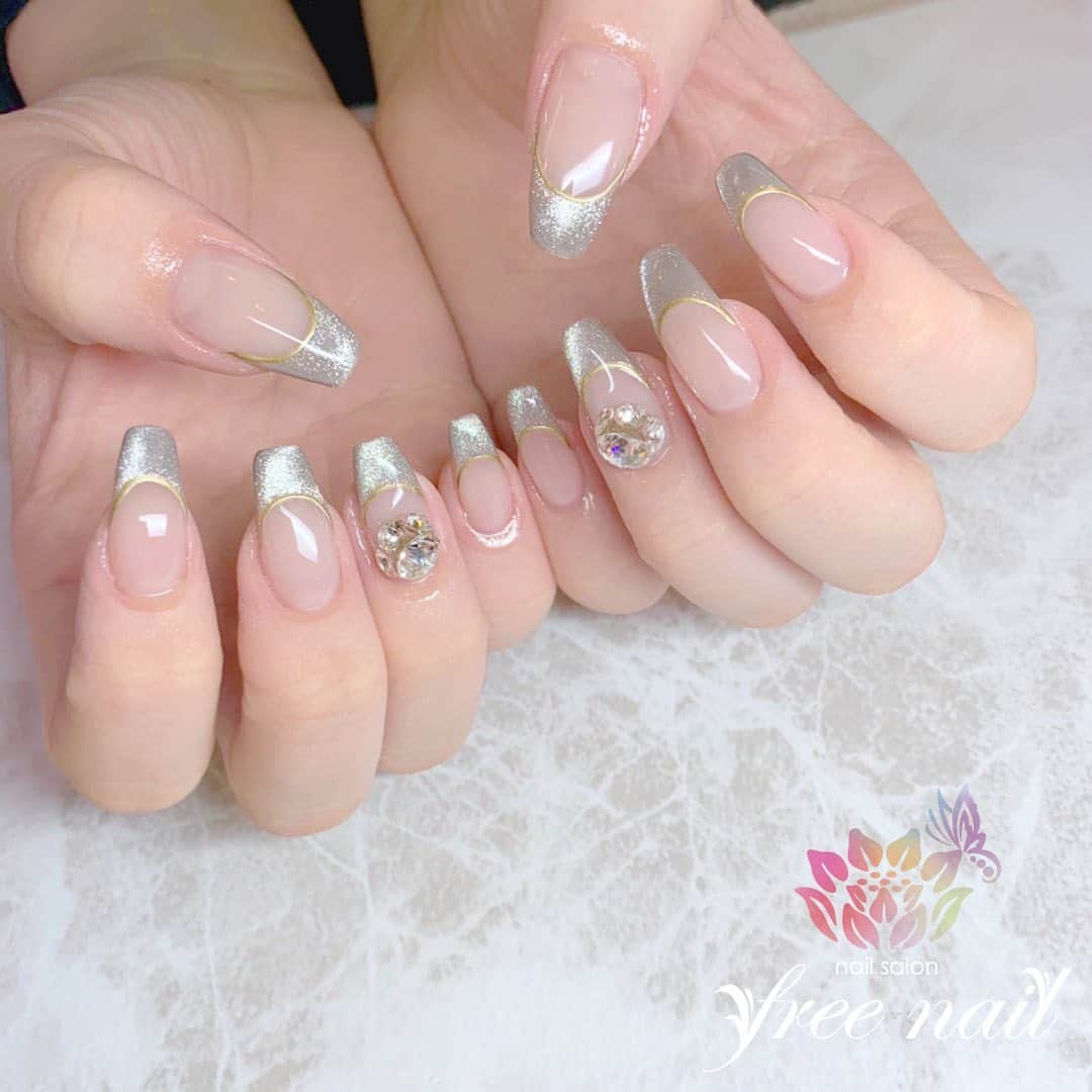 free nail フリーネイルのインスタグラム：「. お客様ネイル💅🏻⛄️❄️ . マグネットフレンチ🧲💗 . Simple beauty🪐✨ . ご来店ありがとうございました🙇🏻‍♀️🙇🏻‍♀️🙇🏻‍♀️💗 . #ネイルアート #ジェルネイル #ネイルサロン #大阪ネイルサロン #ネイルデザイン #ネイルチェンジ #フレンチネイル #マグネットネイル #ビジューネイル #メタリックネイル #シルバーネイル #ヌーディーネイル #デザインネイル #トレンドネイル #シンプルネイル #きれいめネイル #ロングネイル #冬ネイル #winternails #nailsart #nailsdid #美甲 #日式美甲 #日式美甲胶 #日本美甲师 #日本美甲老师 #美甲上课 #日本胶 #フリーネイル #freenail」