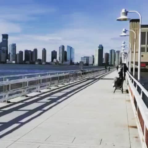 J・アレキサンダーのインスタグラム：「GoodMorning, Afternoon, and, Evening friends and fans just Part#5 same day different direction #jaywalking along the #hudsonriver  to @1saucysantanaofficial back to #NYC into my week. Enjoy your day everyone.😘  Thanks for the video clip @arton.gee  @gilbobagginsga  #jaywalking #catwalk #jaywalkingchallenge #walking #fashionlife #mensfashions #menstyle #menshats #menwithstreetstyle #men #crossdressing #phluid #authenticity #runwaywalk #runway」