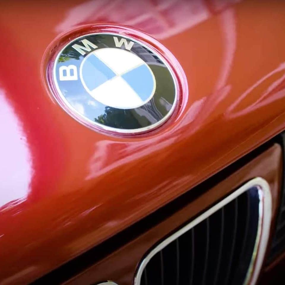 BMW Thailandさんのインスタグラム写真 - (BMW ThailandInstagram)「พบกับ BMW 5 Series ในเจเนอเรชันที่ 3 หรือ E34 กับการเปลี่ยนแปลงดีไซน์ครั้งใหญ่ อันเป็นรากฐานของ BMW 5 Series ในปัจจุบัน พร้อมการันตีความสำเร็จด้วยยอดขายมากกว่า 1.3 ล้านคันทั่วโลก!!  E34 คันนี้ได้รับแรงบันดาลใจในการพัฒนารูปแบบการดีไซน์มาจาก BMW 7 Series E32 ทำให้รูปลักษณ์ของ E34 คันนี้มีความกว้างขวาง โอ่อ่า ช่วยอำนวยความสะดวกสบายให้แก่ผู้โดยสารมากยิ่งขึ้น และถึงแม้ว่าดีไซน์จะดูคล้ายกล่องสี่เหลี่ยม แต่ BMW ก็ได้ใช้หลักอากาศพลศาสตร์เข้ามาช่วยพัฒนาการออกแบบเพื่อเสริมสมดุลการทรงตัวของรถในขณะขับขี่ให้ดียิ่งขึ้น ทำให้ผลของค่าแรงต้านอากาศใน E34 คันนี้ อยู่ที่ 0.30 ซึ่งถือเป็นตัวเลขที่สามารถใช้แข่งขันกับค่ามาตรฐานของแรงต้านอากาศในรถยนต์ยุคปัจจุบันได้อย่างสบายๆ  และนอกจากการดีไซน์และสมรรถนะที่ดีเยี่ยม E34 นี้ยังจัดเต็มเรื่องระบบความปลอดภัย ด้วยพัฒนาระบบเบรก ABS การใส่ถุงลมนิรภัยในห้องโดยสาร และระบบควบคุมเสถียรภาพการทรงตัว ASC มาพร้อมระบบเครื่องยนต์ที่หลากหลายเพื่อตอบสนองความต้องการของตลาดโลกอีกด้วย จึงไม่ใช่เรื่องแปลกที่ BMW 5 Series ในเจเนอเรชันที่ 3 นี้จะสามารถทำยอดขายได้ถล่มทลายเทียบเท่ากับการเอายอดขายของ E12 และ E28 สองรุ่นมารวมกัน!  เตรียมพบคำตอบของการเปลี่ยนแปลงครั้งใหม่ พร้อมลุ้นเป็นเจ้าของ BMW ในราคาเพียงครึ่งล้าน!! เฉพาะผู้ที่ชม BMW Virtual Experience เท่านั้น  20 มกราคมนี้ 2 ทุ่มตรง รับชมพร้อมกันทั่วประเทศ ได้ที่ Facebook และ YouTube ของ BMW Thailand  #BMW #BMWTH #THE5 #E34 #TheBMW5SeriesHistory #BMWVirtualExperience #Areyoureadytochange #JOYisBMW #สุนทรียภาพแห่งการขับขี่」1月18日 17時08分 - bmwthailand