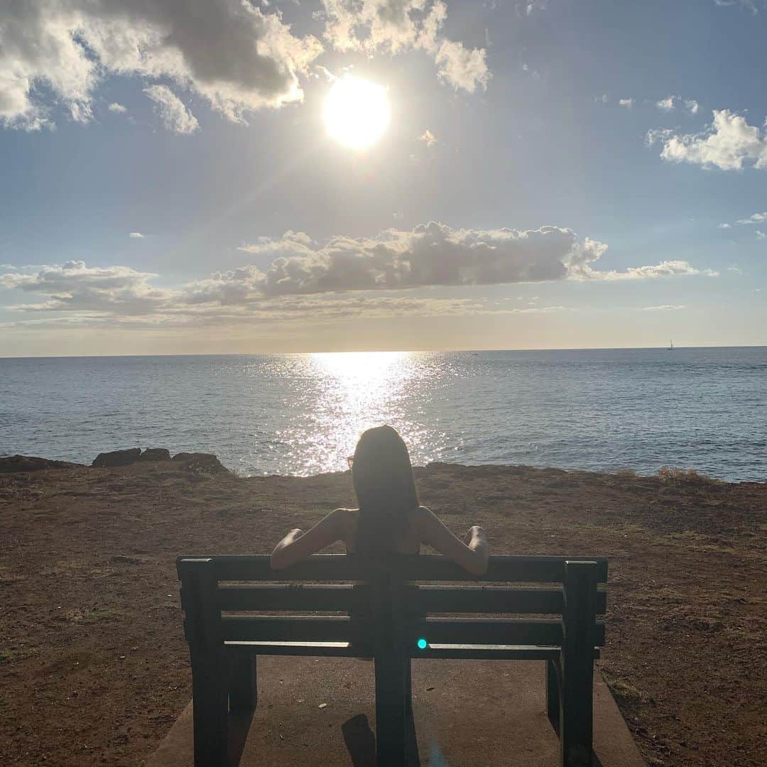 福山唯のインスタグラム：「今日も1日お疲れ様でした☺️ . . さっき見たオレンジ色の夕陽がとても綺麗だったなぁ🥺 綺麗な夕陽を見ると明日も頑張ろうって思える✊✨ . . これはハワイ行った時の綺麗なサンセット♡また行ける日を心待ちにしてる☺️🌴 . . #sunset #hawaii #koolina  #コオリナ　#夕陽 #ハワイ　#ハワイ旅行　#今日も一日お疲れ様でした ♡」
