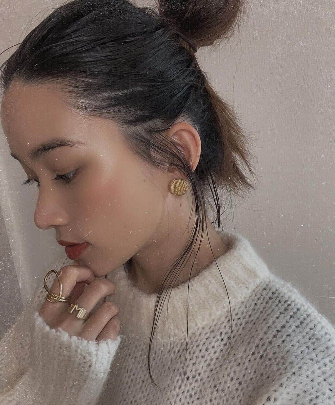 樽見麻緒のインスタグラム：「白ニット×gold𓍯 好きな組み合わせ🤍🤍 ׅ #accessory#gold#fashion#selfie #knit#ヘアアレンジ#セルフヘアアレンジ#ニットコーデ#メイクアップ#おだんごヘア#ナチュラルメイク#男の子ママ#ママライフ」