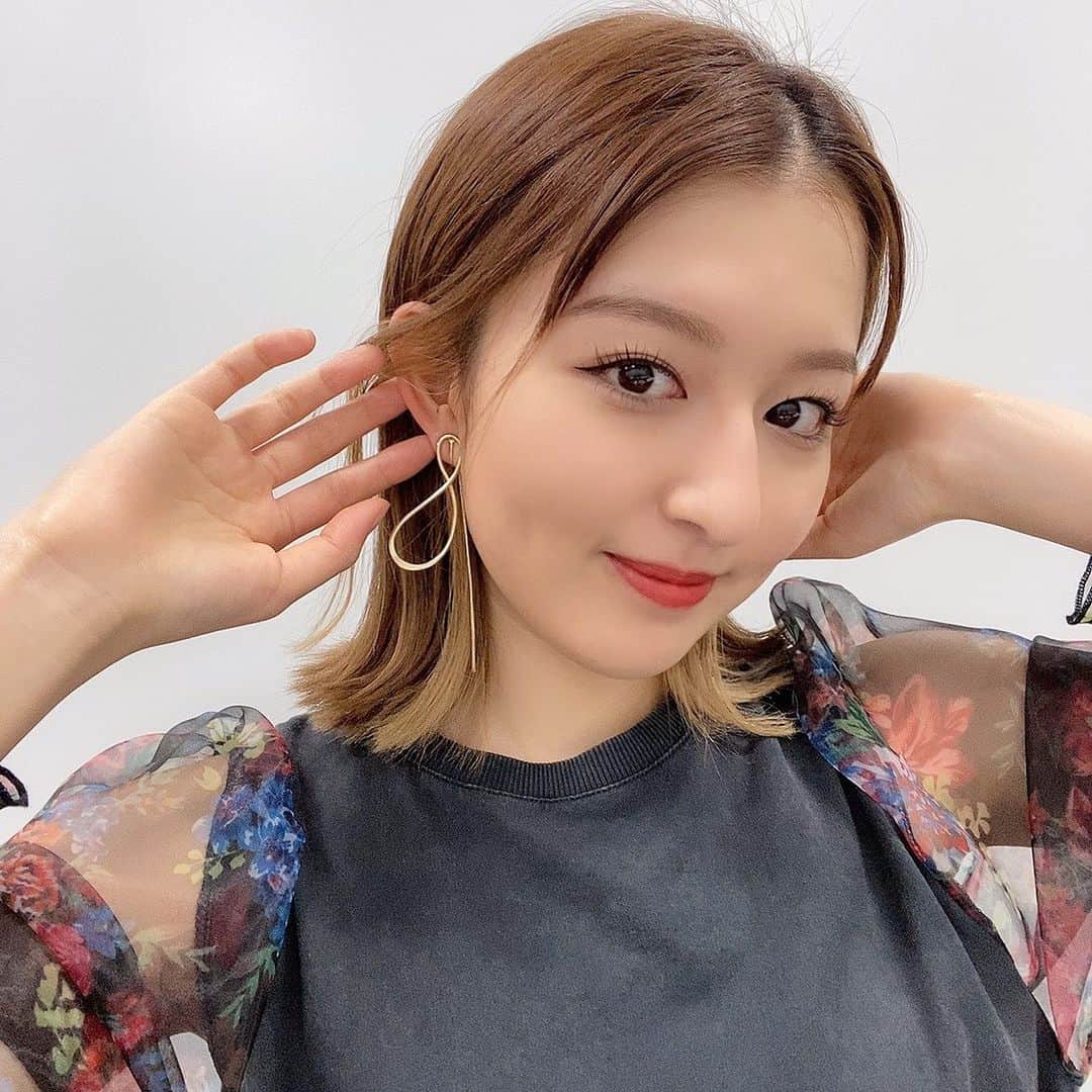 のインスタグラム：「. 今年の運勢でゴールドのアクセサリー を身につけると良い！ て書いてあったから欲しいな〜 思ってたら、従姉妹のお姉ちゃんが 成人のお祝いでプレゼント してくれたんや〜💕 うれしいな〜毎日つけよ〜 #りかりこ #双子 #アクセサリー #ゴールドアクセサリー #ファッション #コーデ #メイク #fashion #ootd #accessory #make #instagood」