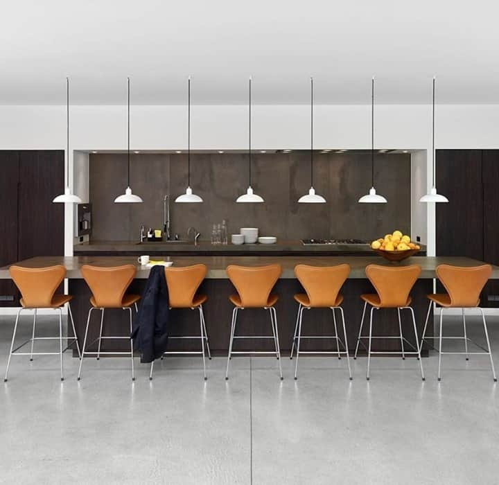 フリッツハンセンさんのインスタグラム写真 - (フリッツハンセンInstagram)「Rows of Kaiser idell™ Pendants and the iconic Series 7™ by Arne Jacobsen in a counter stool version.   Discover more via link in bio  Photo by: @simonsenczechura」1月18日 17時15分 - fritzhansen