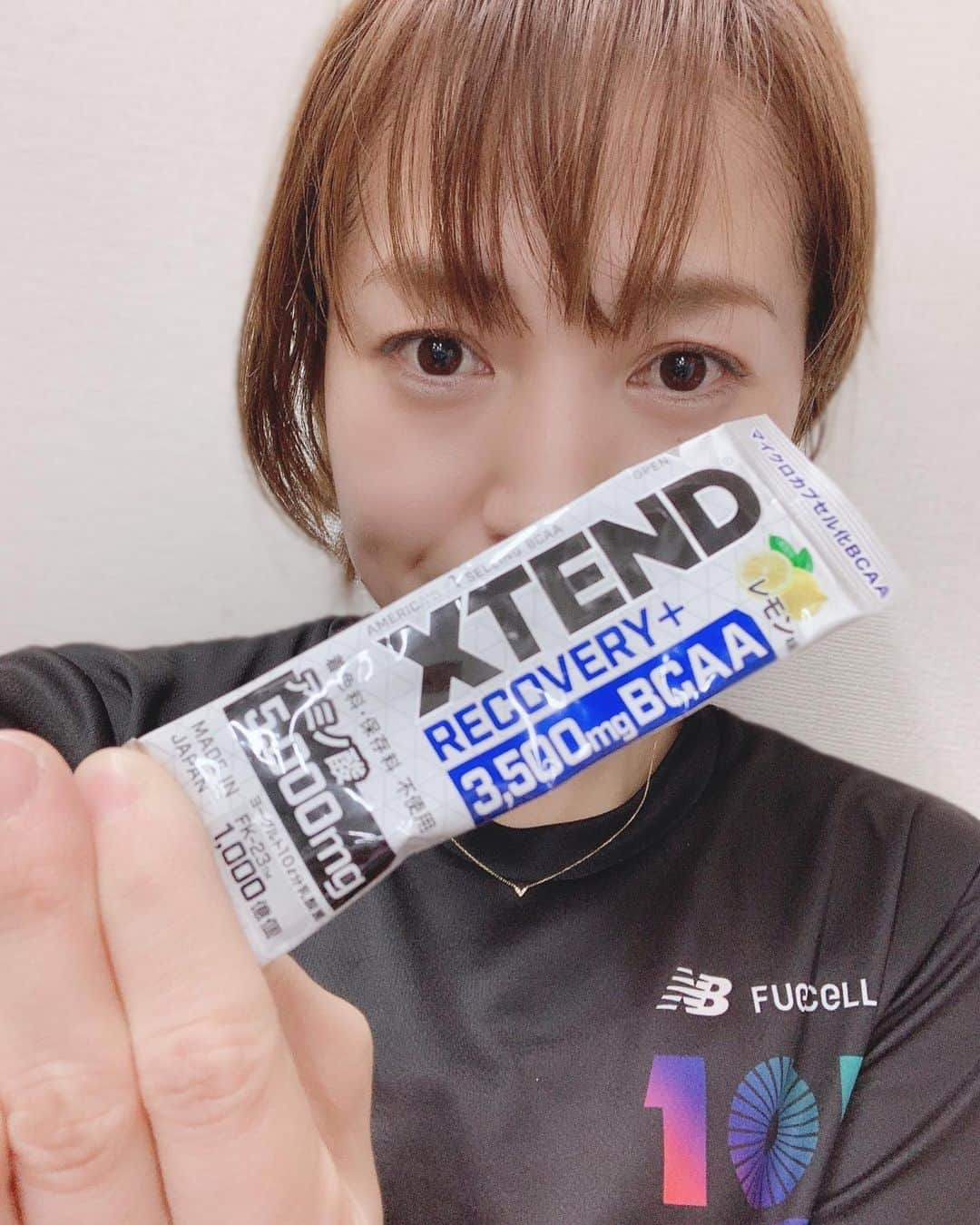 鈴木莉紗さんのインスタグラム写真 - (鈴木莉紗Instagram)「加圧トレーニングの直後に12kmペース走をしました🏃‍♀️ 10kmの産後ベストも更新✨ 加圧トレーニングは低負荷なので、ポイント練習に支障が出なくて良いです。 ・ 30km走を先週の木曜日にやったばかりだし、1人でキロ4切って走り続けられるか不安でしたが余裕をもって終えられました💯 ・ わたしの場合、調整練習でベストを狙わずともベストが出た時は好記録になる確率が高いです。 (今回は基礎的な練習量が全く足りてないうえに メニューも感覚でなんとなく（笑）立ててるから分からないけど😂) ・ トレーニング前にXTEND @xtend_jpn のBCAAで血中のアミノ酸濃度を高めたおかげか、加圧トレーニングもペース走もいつもよりキツくなかったです✨ トレーニング前の食事はレーズン、 終わったあとは野菜ジュースと#ウィグライプロ  ・ お腹ペコペコでーす🤑 #ケーキ食べたい #ミスド食べたい  #加圧トレーニング #加圧トレーニングジムdeux  #カリフォルニアレーズン  #カリフォルニアレーズンスポーツアンバサダー #エクステンド #エクステンドbcaa #xtend  #garmin #foreathlete745  #ランニング #マラソン #running #駒沢公園ラン #産後トレーニング #ランニングママ #ママランナー  #大阪国際女子マラソン #サブスリー」1月18日 17時17分 - suzuki__lisa