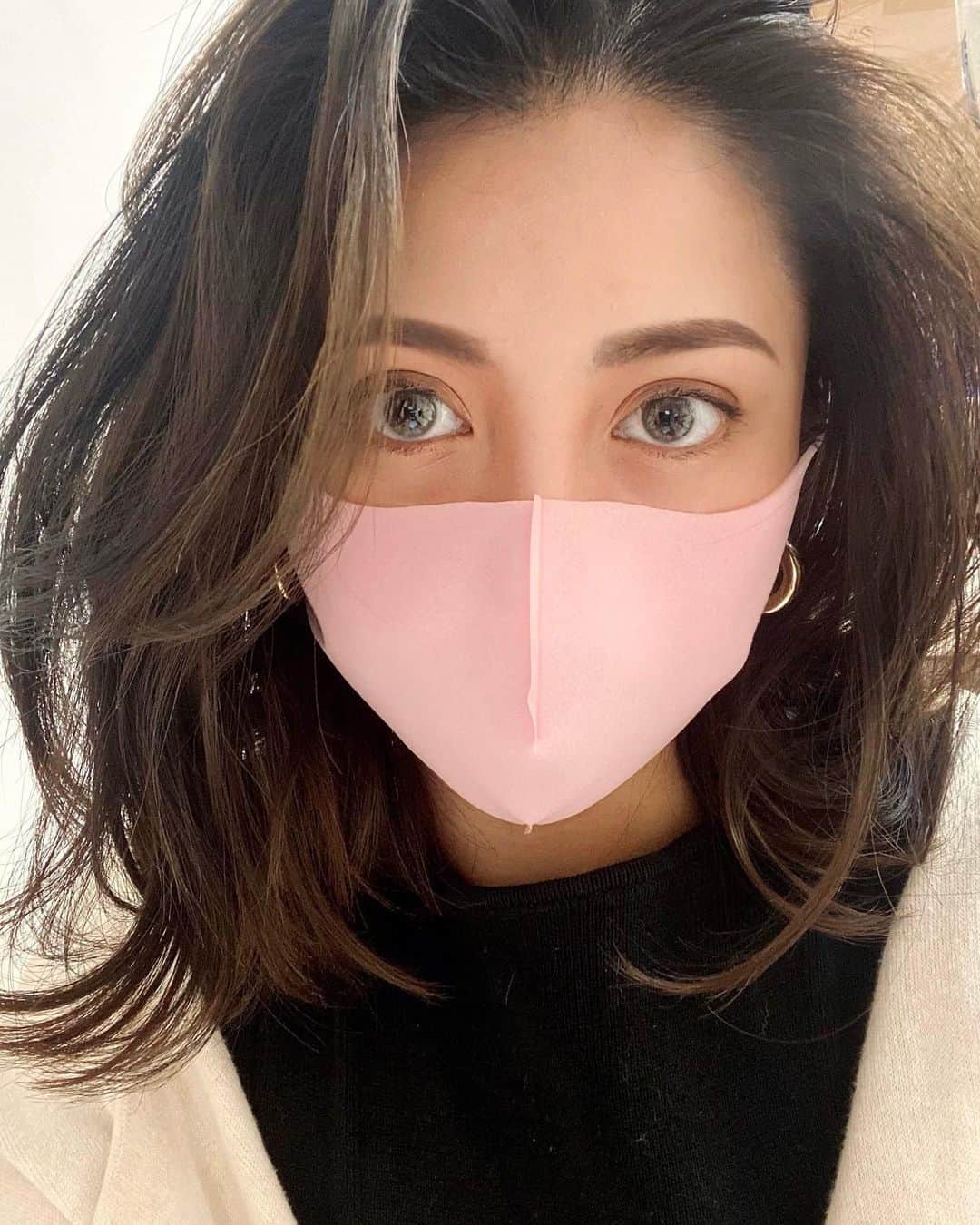 安部ニコルのインスタグラム：「PINKマスクお気に🙂💓💗💖 ギョロリ👀」