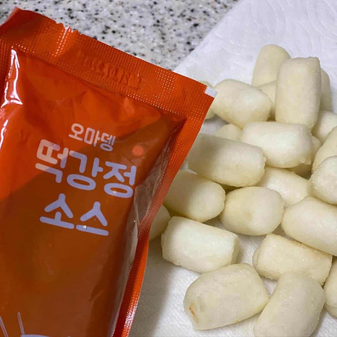 パク・タミさんのインスタグラム写真 - (パク・タミInstagram)「- 떡강정 미니 소스 한봉은, 구매하시는 모든분들께 보내드릴거예요~  한번 분량이라, 맛보기로 딱 좋아요^^ 핫도그 단독세트 제외하곤 모두 포함해서 배송되는데요^^ 요게요게~~ 작은 봉 하나지만, 떡볶이 구매하시는 분들은, 요로케 활용하셔도 맛난 간식 한번 해결된다는걸 보여주기 위해 굳이굳이 해봤어요. 저 이러다 돼지될듯해요. ㅎ ㅎ ㅎ  집에 있는 견과류 부셔서 솔솔~ 뿌려주심 뭔가 맛도 비주얼도 더해진답니다.  조리과정은, 떡을 살짝 튀겨주고, 튀긴 기름은 다른 그릇에 옮기고, 열이 남아 있는 팬에 소스를 넣어 보글 끓어오르면 튀겨진 떡을 넣고, 견과류 넣어 버무리면되요.」1月18日 17時18分 - tamystory