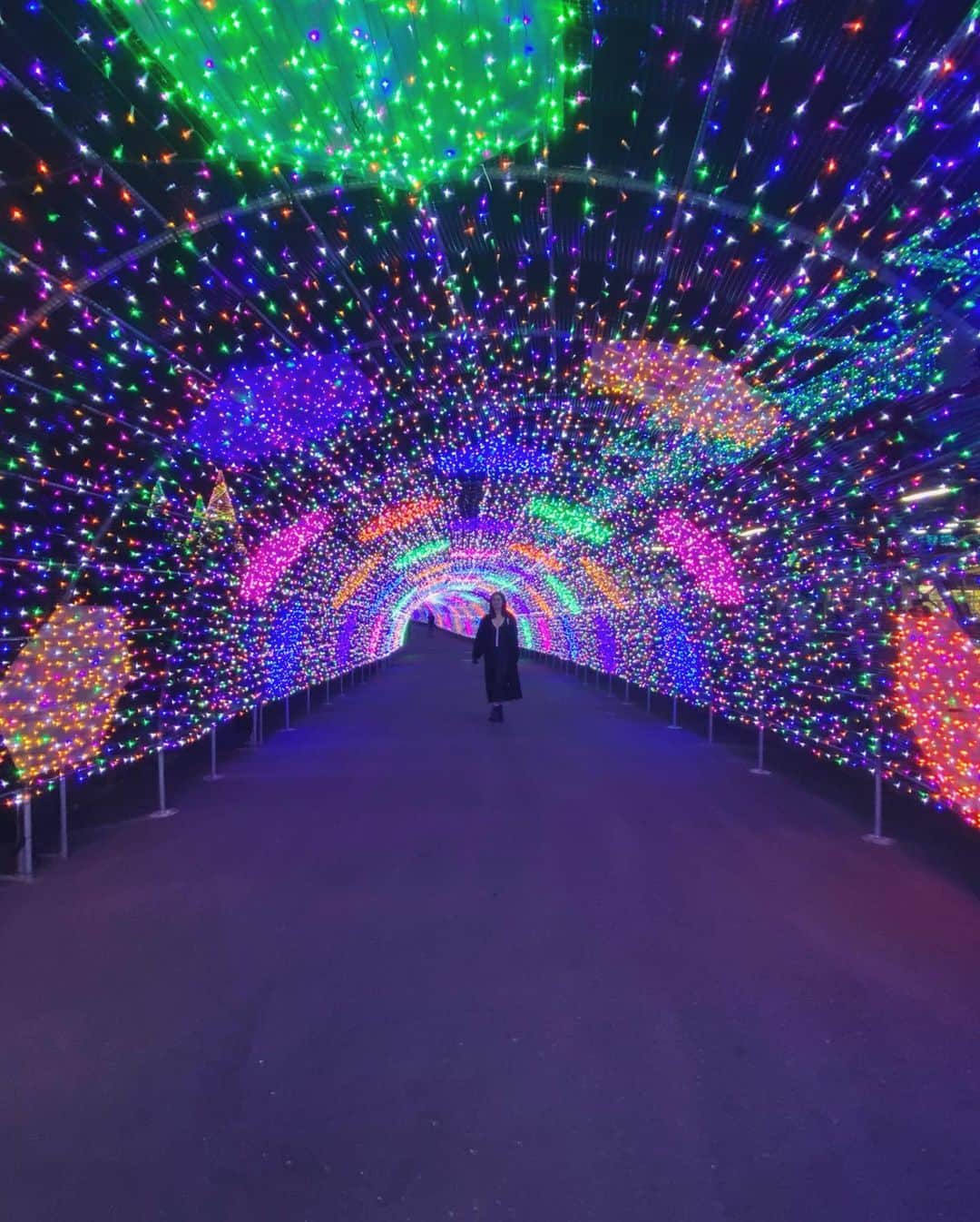 松岡李那さんのインスタグラム写真 - (松岡李那Instagram)「音楽が速いね☪️🔯⚛️ #moodshot 💖💖💖 #綺麗だった 🥺✨ #光のトンネル  #prism #prisma #ilumination」1月18日 17時19分 - linahxoxo