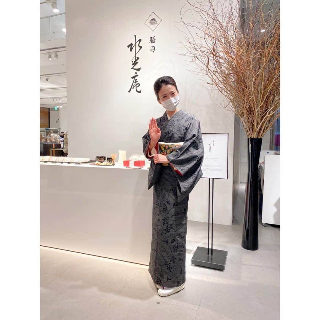 野々すみ花さんのインスタグラム写真 - (野々すみ花Instagram)「和菓子屋さんの女将さんに見えますよね？ そうなのです。 ひととき店長を務めさせていただきました。このInstagramを見てお越しくださったという方も多く、皆様それぞれに周りのお客様へもご配慮くださり、おかげさまで無事に終えることが出来ました。本当にありがとうございました。 ご自宅から、気にかけてくださった皆さまも、本当にありがとうございました。  ものをつくること。 ものを売ること。  それは、ものを通して「人と人が関わり合う」ことなのだなと実感したした一日でした。  役者としてお芝居する時も、人間として生きていることも、すべて相手があってこそ自分が成り立っている。  大発見が沢山ありました。  #ののがたり　 よろしければご覧ください。  @estnation_jp  @sumireno_online_store  #春風弥里　さん #野々すみ花」1月18日 17時19分 - osumi_sumi