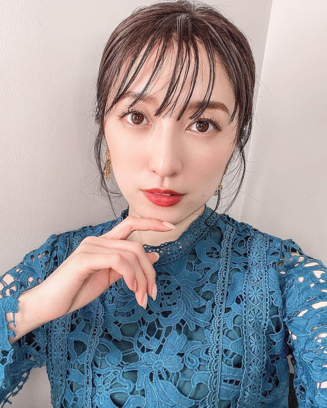 瀬口かなのインスタグラム：「﻿ ﻿ 昨日は風男塾の黒白歌合戦の司会を務めさせていただきました🙏 @fudanjuku_official  ﻿ 青いドレス着たよ〜新鮮でした✨﻿BUYMAで買ったやつ👗 ﻿ 新メンバーも入って益々楽しみです🥰﻿ ﻿ ﻿ ﻿#dress #selfie #ワンピース #ドレス #ヘアアレンジ #濡れ髪 #きれいめコーデ」