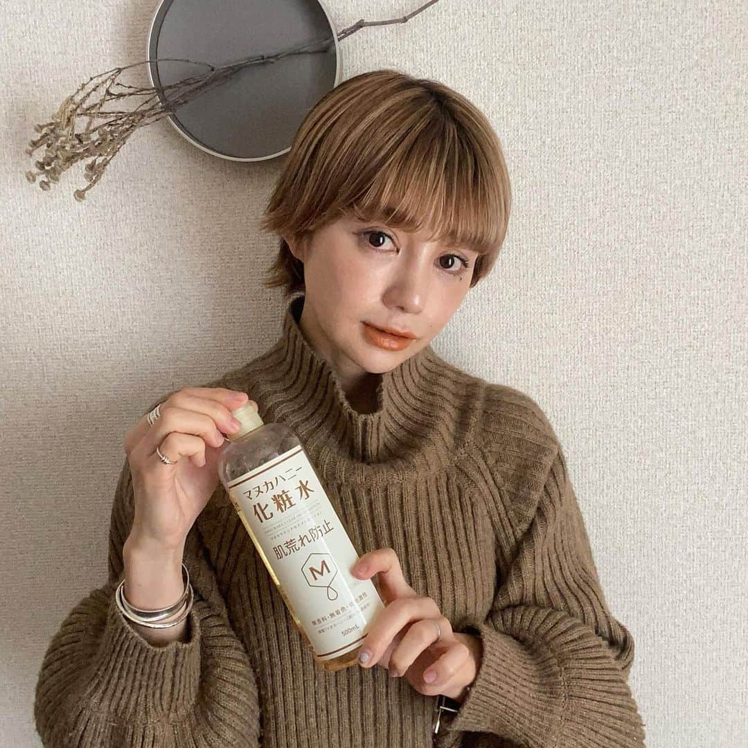 長谷川あやのインスタグラム：「🐝🐝🐝#マヌカハニー化粧水#無添加#肌荒れ対策#マヌカハニー#プチプラ @manukara_cosme ・ ・ ・ 本格的に乾燥の季節が到来、、、☃️ ・ 全身にバシャバシャ使える 大容量のものを探していたので プチプラでコスパ◎のマヌカハニー化粧水は まさにぴったりのアイテム🍯 ・ UMF10+の高品質マヌカハニーを配合 低刺激なのでお肌に優しいのも嬉しい✨ ・ 抗菌力の高いマヌカハニーが肌荒れを防止して マスクなどの肌トラブルの対策にも🙆‍♀️ ・ たっぷり保湿してこの冬を乗り切りたいなー😌💭」