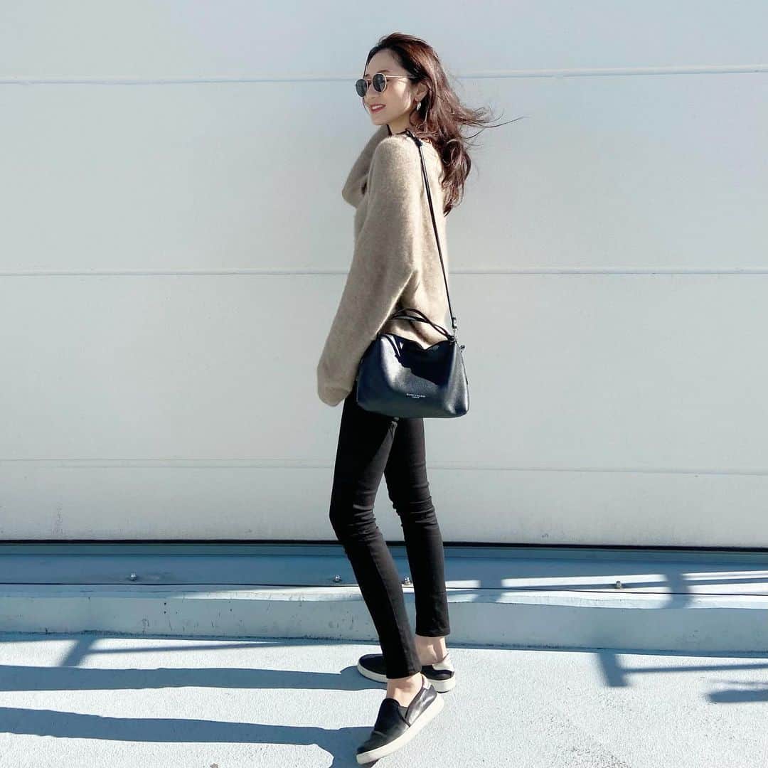 のインスタグラム：「✴︎ #UNIQLO の黒スキニー、もう何本目だろう。。。 いろんなスキニーを履いてきたけど、やっぱりUNIQLOのスキニーに落ち着く❤︎ . ストレッチが効いていて履き心地はレギンス並にすごく楽ちんなのに、生地やデザインはしっかりデニム👖 長時間履いても苦しくないし サイズ展開も豊富で丈が選べるのも嬉しいところ✨ 私はいつもオンラインで購入。 ミシン仕上げで丈を自分サイズにしています☺︎ . いろんな流行がある中、何年も変わらずにずっと好きなコーデはやっぱり黒スキニーのコーデ❤︎ . . 着用商品▶︎ ウルトラストレッチジーンズ（丈78.5㎝） 品番▶︎436743 . . #ユニデニ#ユニクロデニム族#UNIQLOJEANS#ウルトラストレッチジーンズ#uniqloginza2021SS#ユニデニコーデ#PR#ユニクロ#シンプルコーデ#大人カジュアル#スキニー#デニム#outfit#ootd#outfitoftheday#fashion#instafashion#partegram」