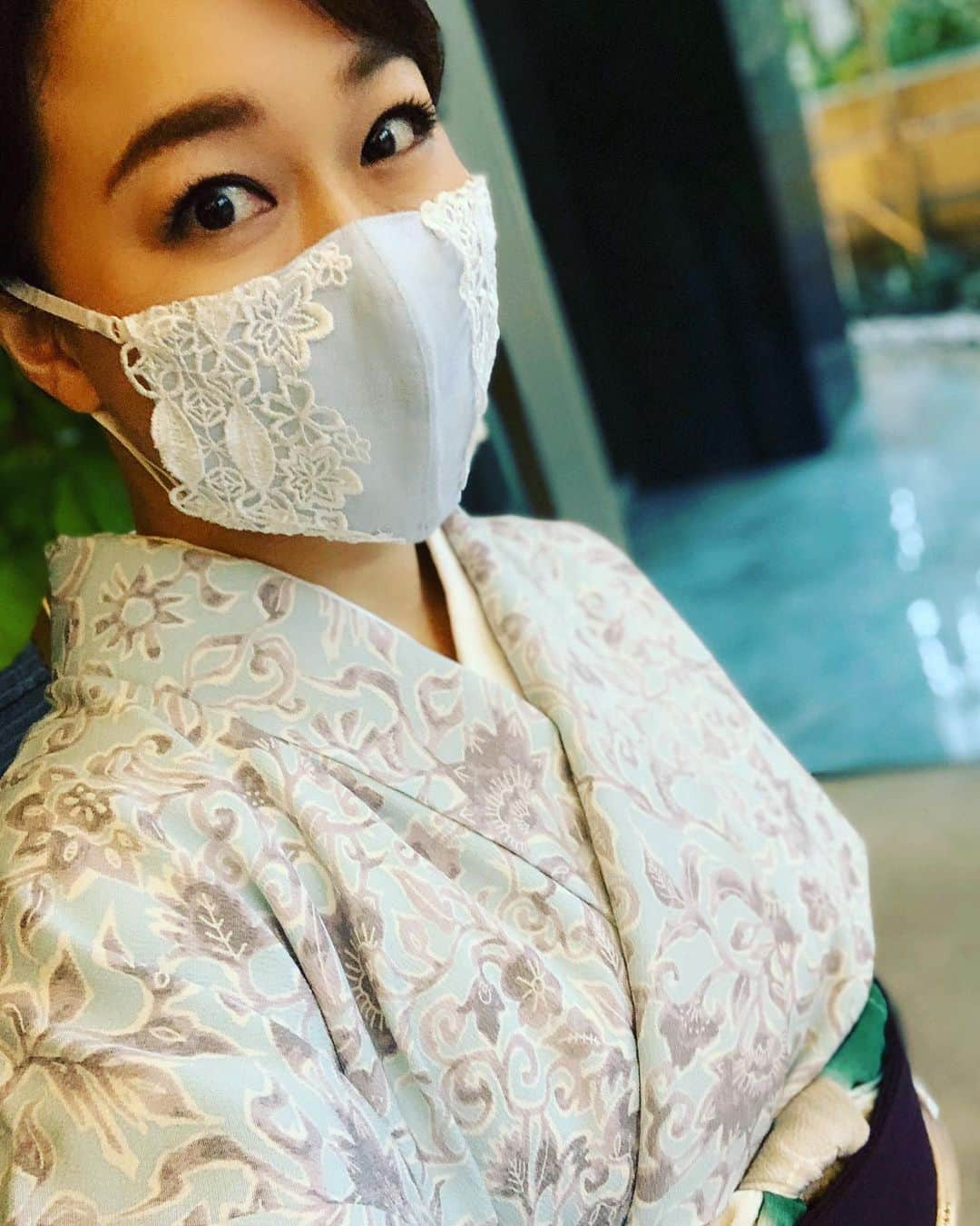 やすみりえさんのインスタグラム写真 - (やすみりえInstagram)「〈はんなりと和服  ときめくもの包む〉 (庄司登美子)  身も心も軽やかに着物 を纏いたくなる素敵な一句は、尊敬する庄司登美子先生の詠まれたもの。 この句を誦じながら過ごした一日です♡  タレの部分にワンポイントあるお気に入りの帯を合わせました👘💕  #川柳#言葉の力#575 #きもの#着物#帯#kimono  #井澤屋マスク#近沢レースコラボ」1月18日 17時24分 - rie575kotonoha