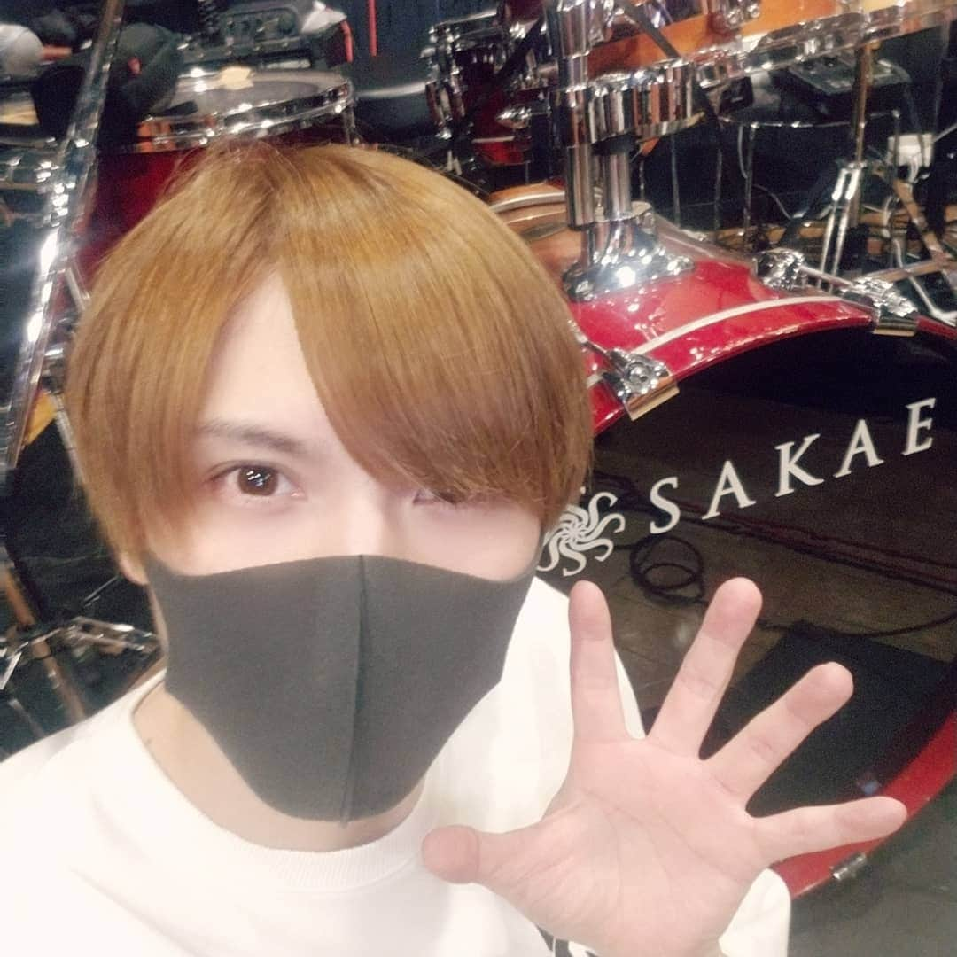 Yusukeさんのインスタグラム写真 - (YusukeInstagram)「昨日はBIGOLIVEにてドラム配信をしました🥁オーディオインターフェースを使ってのドラム配信は初めてだったけど、音は良かったみたい☺️映像はカクカクしてたみたいやけど、予約しているiPhoneが届けば大丈夫なはず✨﻿ ﻿ 今回参戦していたイベント﻿ 「NEXT STAGE」は、みんなの応援のおかげで総合3位！男性では1位でした！本当にありがとうございました✨✨✨﻿ ﻿ 【来月は100曲ドラム配信】をやります！！！「BIGO LIVE」アプリをダウンロードしてyusuke_drumsをフォローお願いします🎵﻿ ﻿ ﻿ 今は普通に活動できないから、ヒロインの皆に配信を見てもらったり、まだHEROや僕のことを知らない人に知ってもらう機会を少しでも作りたいと思って先月から始めました！僕自身、配信を通して皆に見てもらったり交流できる場があることはとても嬉しいし、頑張れる元気の源になってます✨ありがとう☺﻿ 今出来ることから頑張っていきます👊✨﻿ ﻿ #ドラム配信﻿ #ドラム﻿ #drums﻿ #配信﻿ #bigolive﻿ #heroyusuke﻿ #100曲ドラム配信﻿ ﻿」1月18日 17時24分 - hero_yusuke