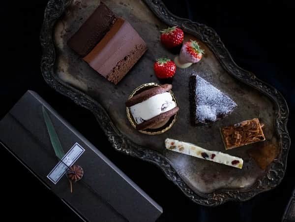ノカフェのインスタグラム：「ノカフェ‥期間限定◯ﾁｮｺﾚｰﾄ詰め合わせ◯ 1/20(水)よりonline shop 、店頭予約販売いたします。 ⁑  ■■set内容■■  ◯ランゴ・オ・ショコラ　2点　(写真2枚目) ◯レーズンバターサンド　1点　(写真3枚目) ◯ショコラバスクチーズケーキ　1点(写真4枚目) ◯無添加ドライフルーツand木の実ホワイトバー　1点(写真5枚目) ◯フロラン　1点(写真6枚目) ◯いちごショコラ　3点(写真7枚目) 合計　9点　　3650yen ●外寸:240×75×60　BOXに９点詰め合わせてのお届けです。  《ご購入前に必ずお読みください》  ※全てオーダーいただいてから1点1点丁寧に手作りし、 冷凍はせず作りたてをお届けいたします♪  ※1日数量限定となります。  ※オンラインショップにて購入された商品は全て発送にてお送りいたします。  ※店頭引き渡しご希望のお客様はお電話にてご予約をお願いいたします。  ※発送は通常営業日、3〜5日で発送予定。  【消費期限】 冷蔵保存にて消費期限5日。（発送日から含む） いちごショコラのみ3日。  製造日が発送日となります。  ⁑ ◉ランゴ・オ・ショコラの予約販売もいたします。 https://nocafe.shop  ご覧ください。 よろしくおねがいいたします。」