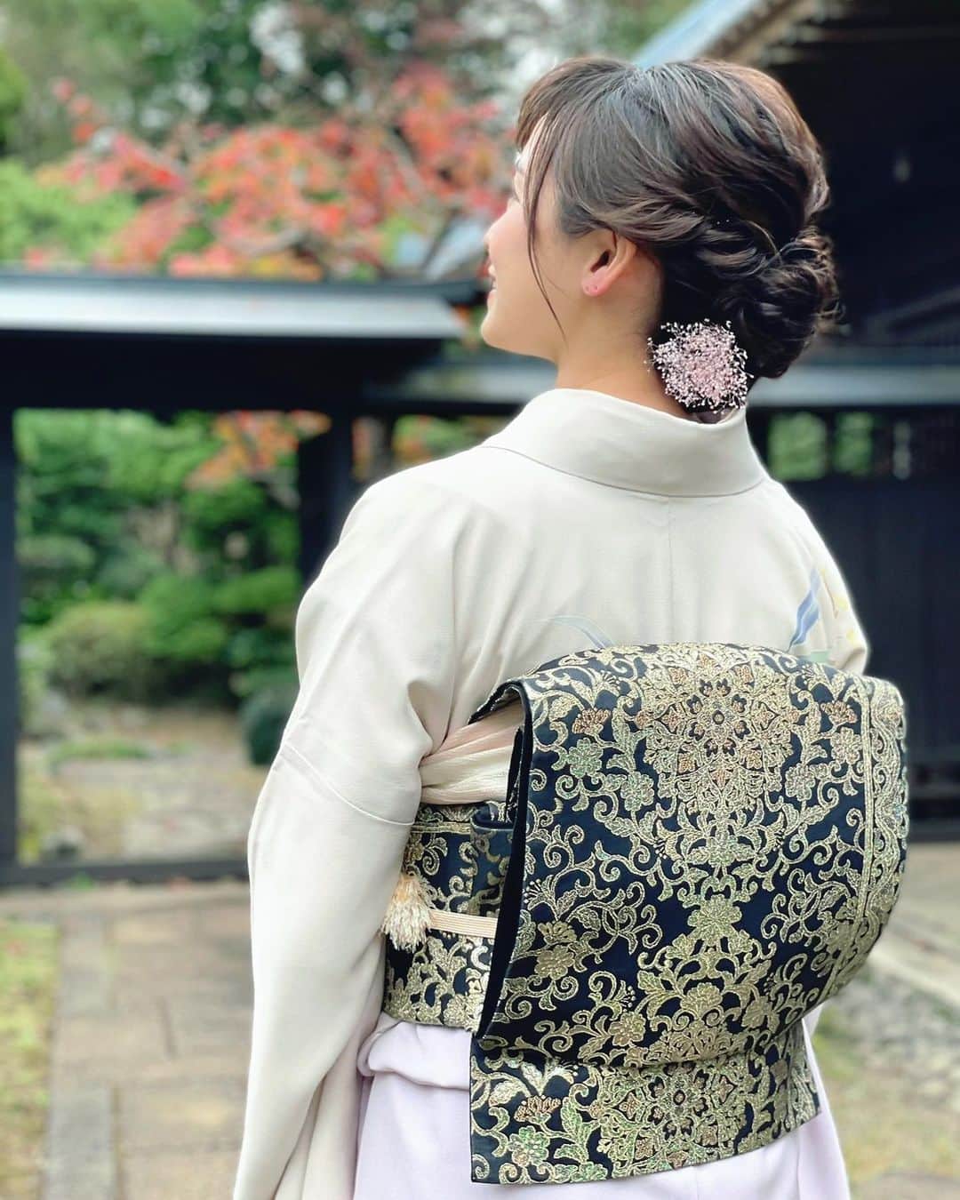 繁田美貴さんのインスタグラム写真 - (繁田美貴Instagram)「*＊ 『ワタシが日本に住む理由』 今日は放送お休みですが アップしそびれていた写真を。。☆ 新年最初の放送で着た訪問着、 帯がまたとても素敵だったんです✨ お太鼓の部分とたれ先の部分の柄が 綺麗に繋がっているの、わかりますか？ 帯を作る職人さんと結う着付師さん、 双方の巧みの技があってこそ、だそうです😊 #ワタシが日本に住む理由 #訪問着 #帯 #二重太鼓 #着物 は間違いなく #日本の魅力 の1つですよね ♪ #着ると背筋がしゃんとします #👘 コロナで不安な日々が続き、下を向きたくなりますが、、 できることなら少しでも 背筋を伸ばし顔をあげたいものですね。 今週も体調に気をつけて、頑張りましょう🍀」1月18日 17時38分 - handa_miki