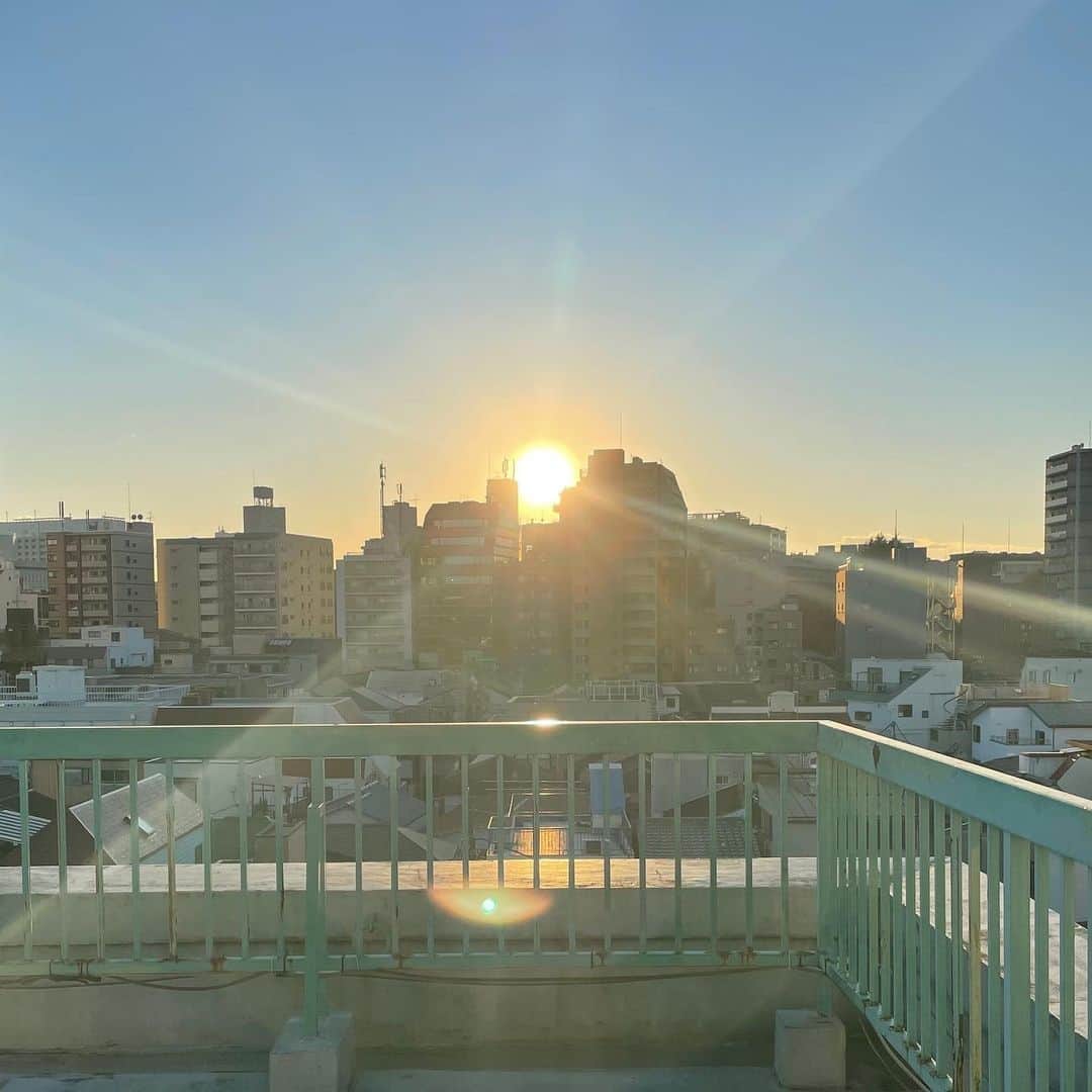 hotelgraphynezuさんのインスタグラム写真 - (hotelgraphynezuInstagram)「【グラフィーの屋上にて過ごせるのオススメ！！】⁠⠀ ⁠⠀ グラフィーの屋上も１時間300円でご利用いただけるのを知っていましたか？⁠⠀ ⁠⠀ あったかいコーヒーやココア、ブランケットをご用意しています！⁠⠀ ⁠⠀ スカイツリーを眺めながら、ゆったりとした時間をお過ごしください。⁠⠀ ⁠⠀ 【時間】⁠⠀ 8:00~21:00⁠⠀ 【利用方法】⁠⠀ ドリンク、ヨガ、ミーティングなど⁠⠀ 【設備】⁠⠀ ブランケット、椅子、テーブル、ハンモック⁠⠀ 【ルール】⁠⠀ ・音楽をかけてのご利用はご遠慮ください。⁠⠀ ・フロントにて検温とアルコール消毒をお願いします。⁠⠀ ⁠⠀ -------------------------------------------⁠⠀ Did you know the rooftop of HOTEL GRAPHY is also available for 300 yen per an hour?⁠⠀ ⁠⠀ We serve warm coffee, cocoa and blankets!⁠⠀ ⁠⠀ Please spend a relaxing time while looking at the Tokyo Sky Tree.⁠⠀ ⁠⠀ 【time】⁠⠀ 8: 00 ~ 21: 00⁠⠀ 【How to Use】⁠⠀ Drinks, yoga, meetings, etc.⁠⠀ 【Facility】⁠⠀ Blankets, chairs, tables, hammocks⁠⠀ 【rule】⁠⠀ ・ Please refrain from playing music out loud.⁠⠀ ・ Measure  of body temperature and hands disinfection are required at the front desk.⁠⠀ ⁠-------------------------------------------⁠⠀ #hotelgraphy#hotelgraphynezu⁠⠀ #ホテルグラフィー#ホテルグラフィー根津⁠⠀ #テレワーク#テレワークスペース#キレイな空気#ワークスペース#屋上#rooftop#ノマドワーク#サードプレイス#フリーランス#在宅勤務#在宅ワーク#お仕事#紅茶#働き方改革#働き方#コーヒー#起業家#自由な時間#自由工作#安全な場所#台東区#上野#根津#東京ホテル#tokyohotel#ゆっくり過ごす」1月18日 17時30分 - hotelgraphy_nezu