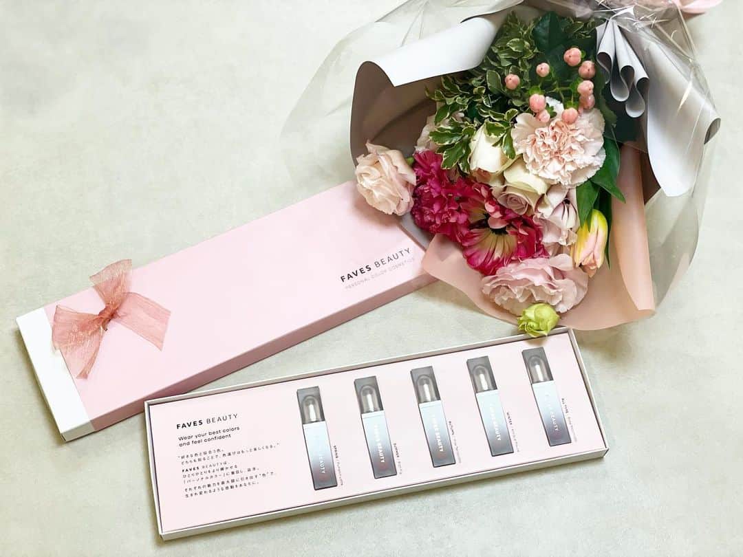 Chihiroのインスタグラム：「パーソナルカラーに特化したコスメを販売するFAVES BEAUTYさんから新作コスメが届きました💄  パーソナルカラー別に似合うウォーターティントと、全てのタイプが使いやすいものの計5本です！  唇が荒れやすい私でも付けられたのと、何よりパーソナルカラー別リップが最高に可愛い🥺 イエベが強い私は、秋春All typeが特に良かったです💓  実はメイクレッスンでも、こちらのパーソナルカラーメイクセット(アイシャドウやチーク)などを使わせていただいているのですが、本当にそのパーソナルカラーにドンピシャなんです😳 よく研究されて作られているのが分かります！🥺  パーソナルカラーに合わせてメイクをするとぐんと良さが引き立ちやすいのも、顔に直接塗るメイクはパーソナルカラーと関係が深いから。 メイクレッスンでもどんどん使っていこうと思います！  「好きな色と似合う色、どちらも知ることで、色選びはもっと楽しくなる」 キャッチコピーにも心を掴まれました🥰💓  ちなみに参考にと思い、リップを全て付けてみたのですが、前の色が影響して写真だと分かりにくくもある？😂 実際はもっとパーソナルカラー別に分かりやすいです！✨  @favor_official  ありがとうございました💓  #favesbeauty #リップティント #パーソナルカラー #パーソナルカラー診断 #パーソナルカラーメイク #パーソナルカラー別アイテム  #イエローベース春 #イエローベース秋 #ブルーベース夏 #ブルーベース冬 #イメージコンサルタント  #イメージコンサルタント 東京 #メイクレッスン #美人百花 #美人百花flowers」