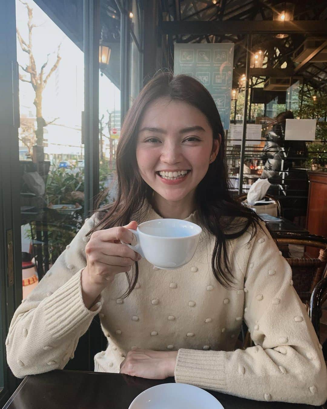 高原愛のインスタグラム：「楽しいとついつい目が細くなっちゃうんだなぁ〜☺️☺️☺️✨サクッと代官山でランチ☕🍽手洗いうがいはしっかりして、マスクも普段はしてます😷👍カフェでは白湯もいつも頼んでコーヒーと交互に飲む派です☕️  お腹空いたなぁ…今日夜何作ろうかなぁ✨👨‍🍳😋😋😋  #lunch#tokyo#daikanyama#ご馳走様でした#😋」