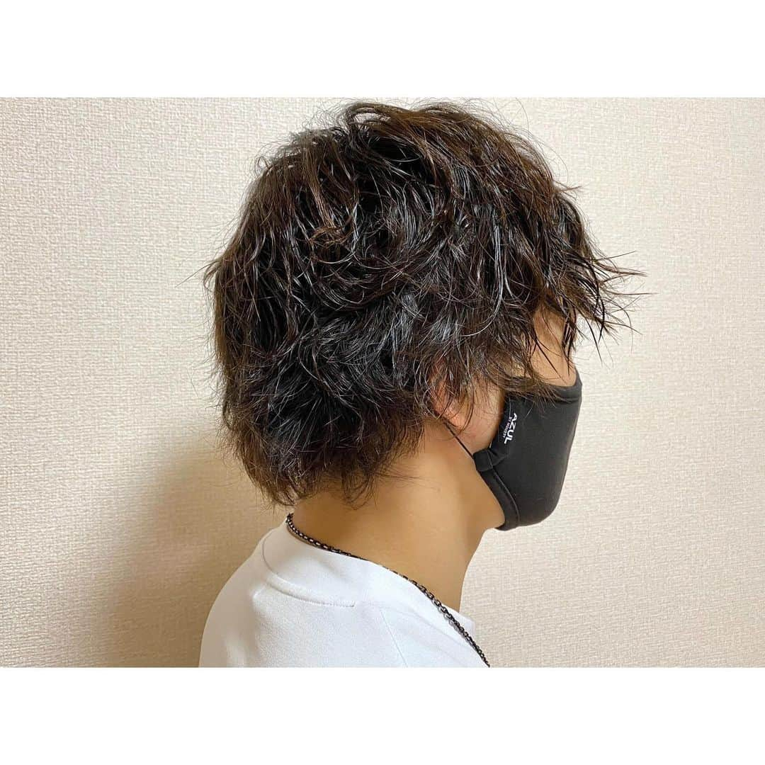 武良竜也のインスタグラム：「💇‍♂️〜new hair style〜☑️  #ニューヘアー #パーマ #スパイラルパーマ #ツイストパーマ #ツイストスパイラル #スタイリング #ヘアセット #azulbymoussy #newヘアー #ツイストスパイラルパーマ  #ツイストパーマメンズ  #スパイラルパーマメンズ #ウルフカット #insta #good #instagood」