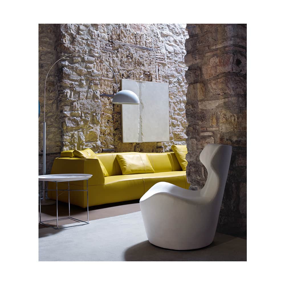 B&B Italiaさんのインスタグラム写真 - (B&B ItaliaInstagram)「A neutral palette made of unhewn textures and white details has been cleverly blended with a source of energy created with pure colour. Step inside the "Touch of Yellow" Private Home in Brescia and discover how the eclectic Bend-Sofa by Patricia Urquiola has managed to bestow a peculiar identity and character upon the environment.⁣ .⁣ #bebitalia #design #residentialproject #interiordesign  #furnituredesign」1月18日 17時47分 - bebitalia
