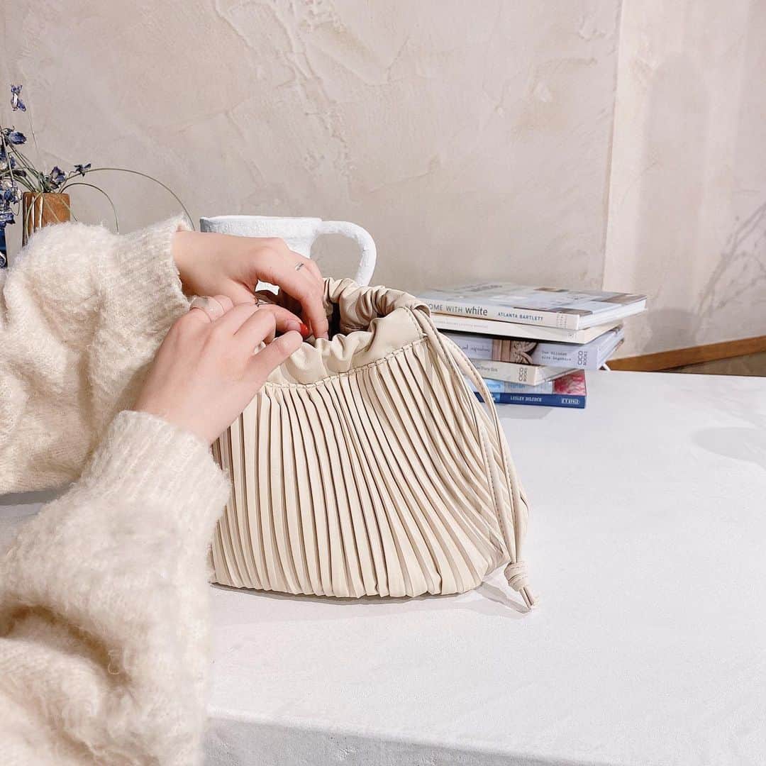 Vannie Officialのインスタグラム：「【2021SS/レザープリーツBAG】  1/20 12:00よりご予約Start𓂃𓈒𓏸 是非お楽しみにお待ちくださいませ♡  #vannie_u#ヴァニーユー #ZOZOでしか買えない⠀⠀  お問い合わせはDMまでご連絡ください☺️」