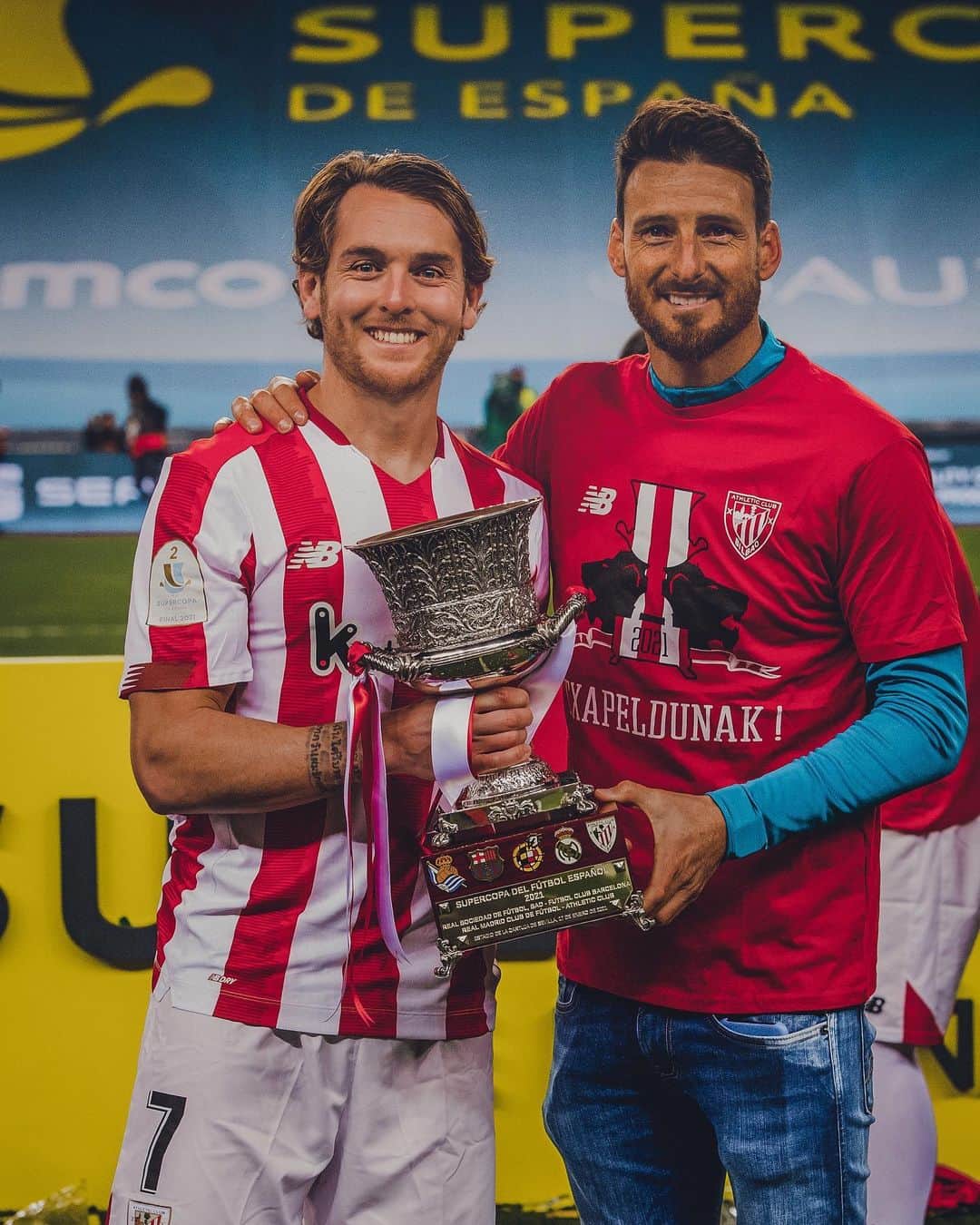 イバイ・ゴメスのインスタグラム：「GUZTION GARAIPENA! 🏆 ¡Esto también es vuestro! @aritzaduriz , Sanjo, Beñi, Gaizka, Patxi, Juan... ESKERRIK ASKO! 🙌🏼 Aupa @athleticclub ! 🦁🔴⚪️」