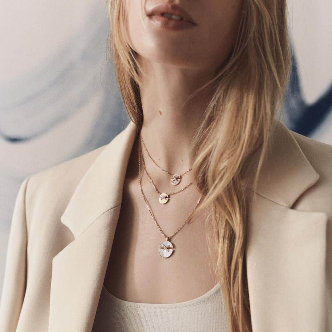 Chaumetさんのインスタグラム写真 - (ChaumetInstagram)「Available in three different sizes and various pavings, our Jeux de Liens Harmony medallions perfectly stack to keep your precious memories always close to your heart. #Chaumet #StoriesofLiens #ChaumetLiens #JeuxdeLiens」1月18日 17時44分 - chaumetofficial