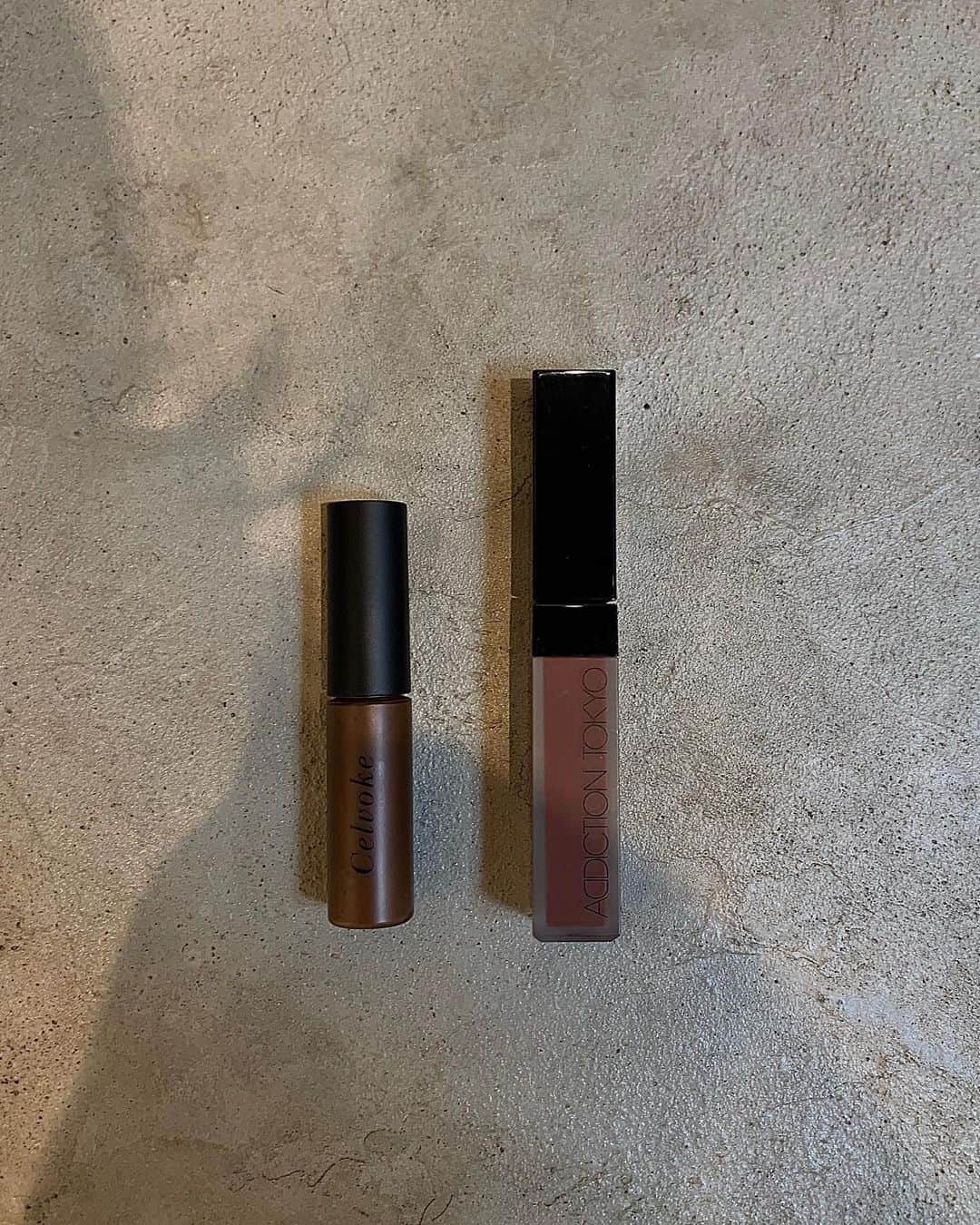 山崎まきこのインスタグラム：「@addictionbeauty_official で噂の マスクの下でも落ちないマットリップをゲットした✨ @celvoke.jp はずっと欲しかったやつ♡ #cosmetics」